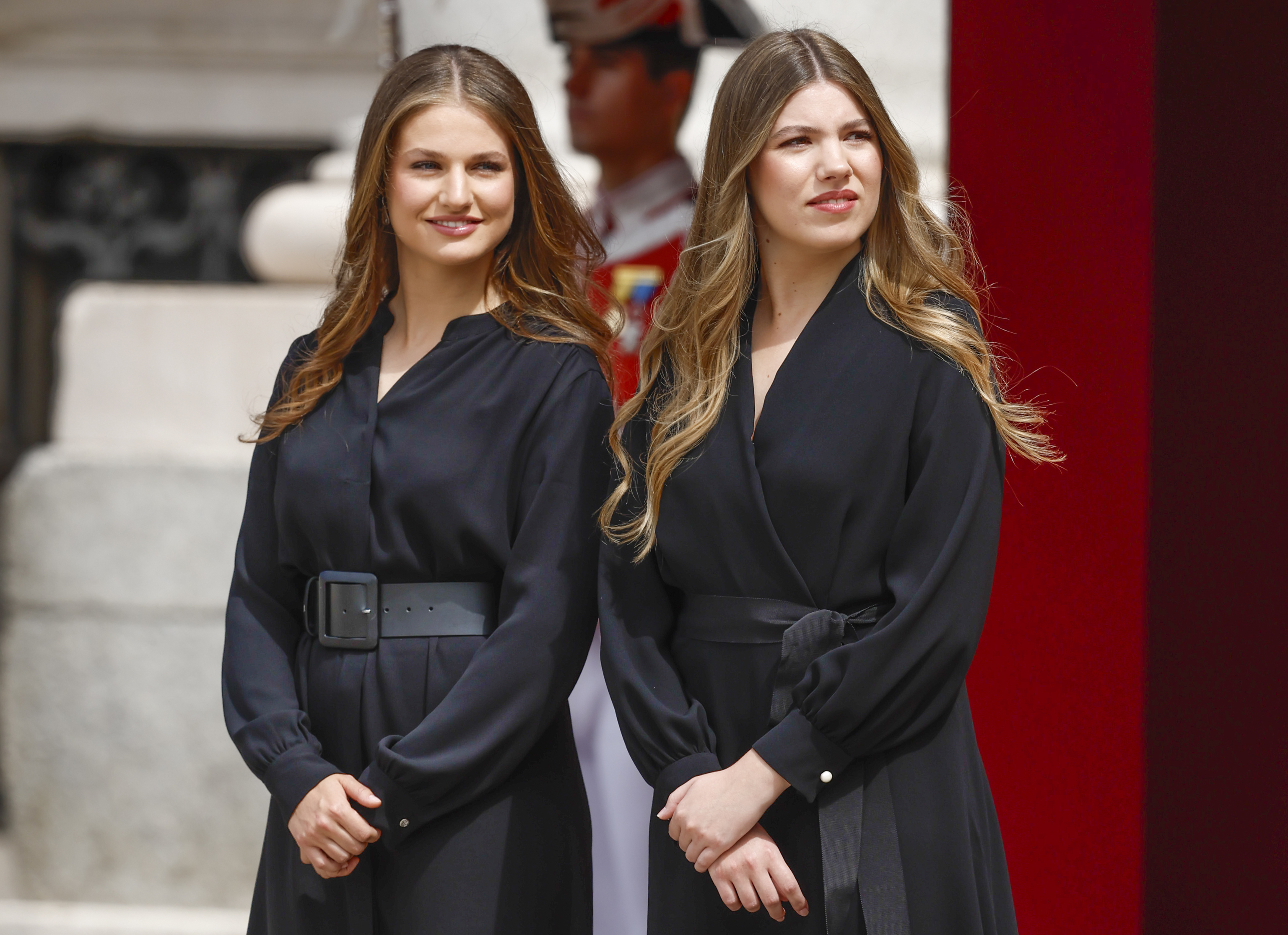 La Princesa Leonor abandona el uniforme militar por un vestido negro con maxicinturón para recibir al Papa León XIV y la Infanta Sofía apuesta por un diseño con lazo