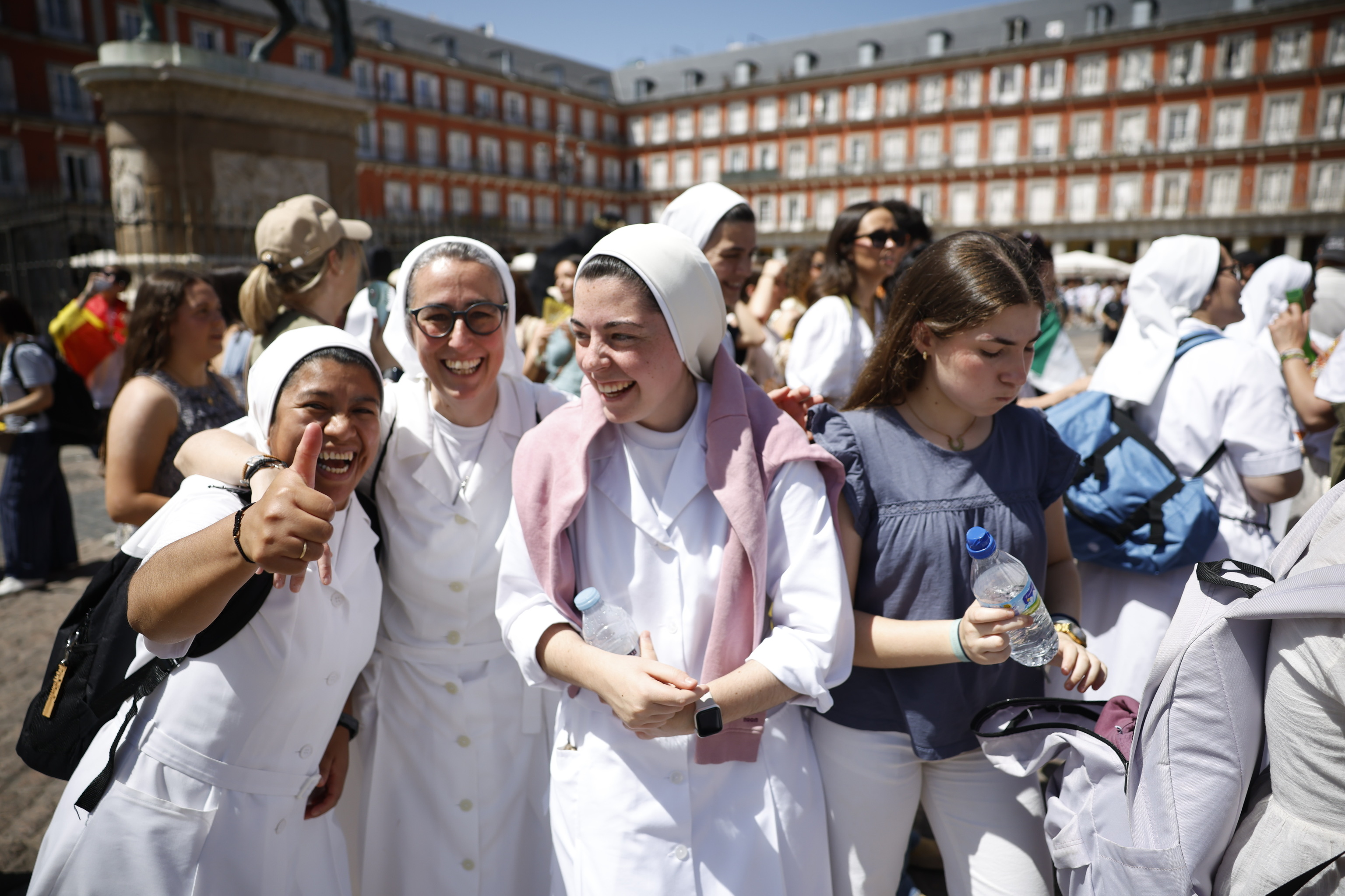 La euforia por el Papa toma el centro de Madrid: "¿Sabéis en qué hotel se queda?"