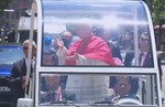 León XIV se hace viral con el gesto de 'six-seven' durante su recorrido matinal por Madrid