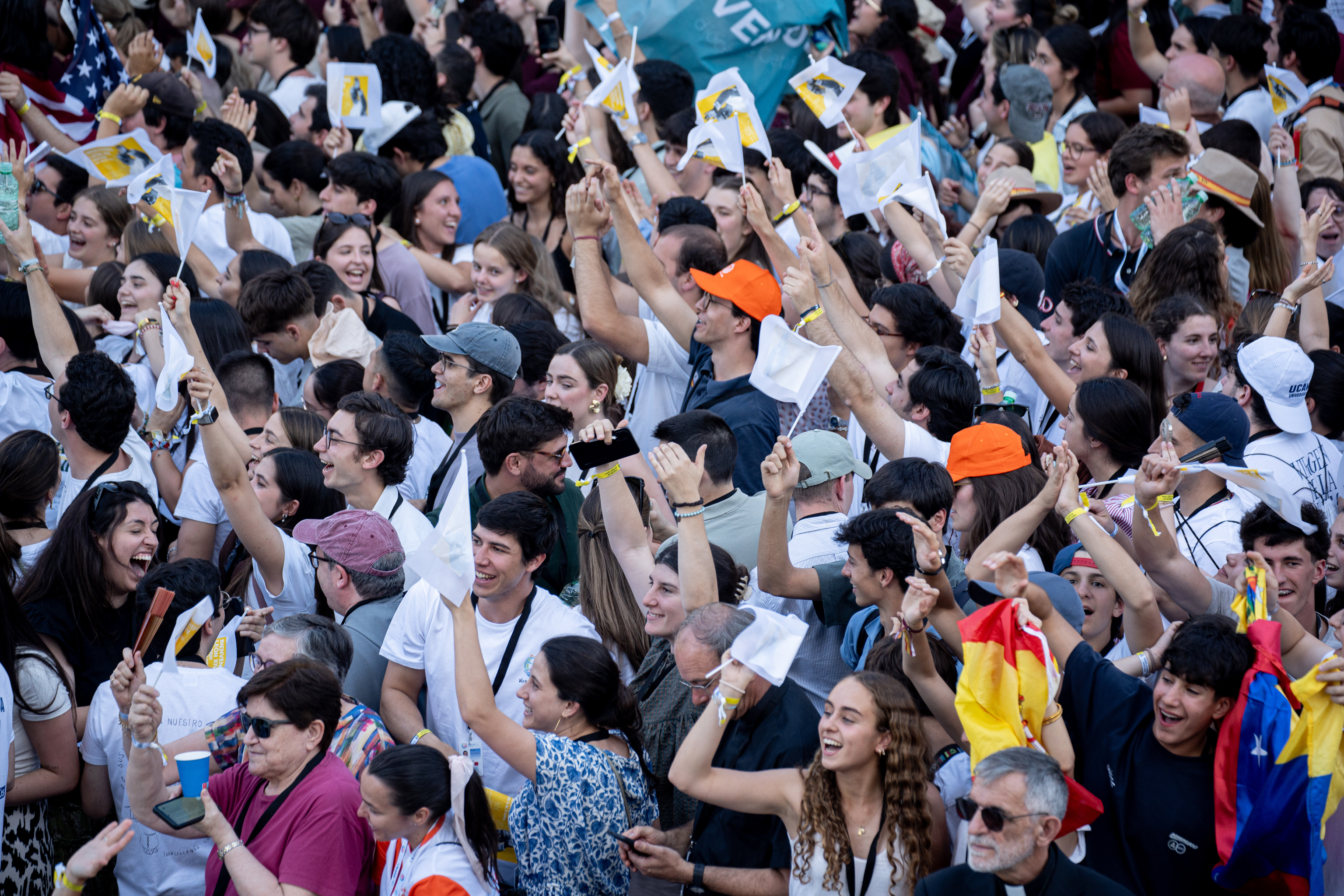 Miles de creyentes llenan enfervorizados la Plaza de Lima para vivir la Vigilia de la Oración con León XIV: 