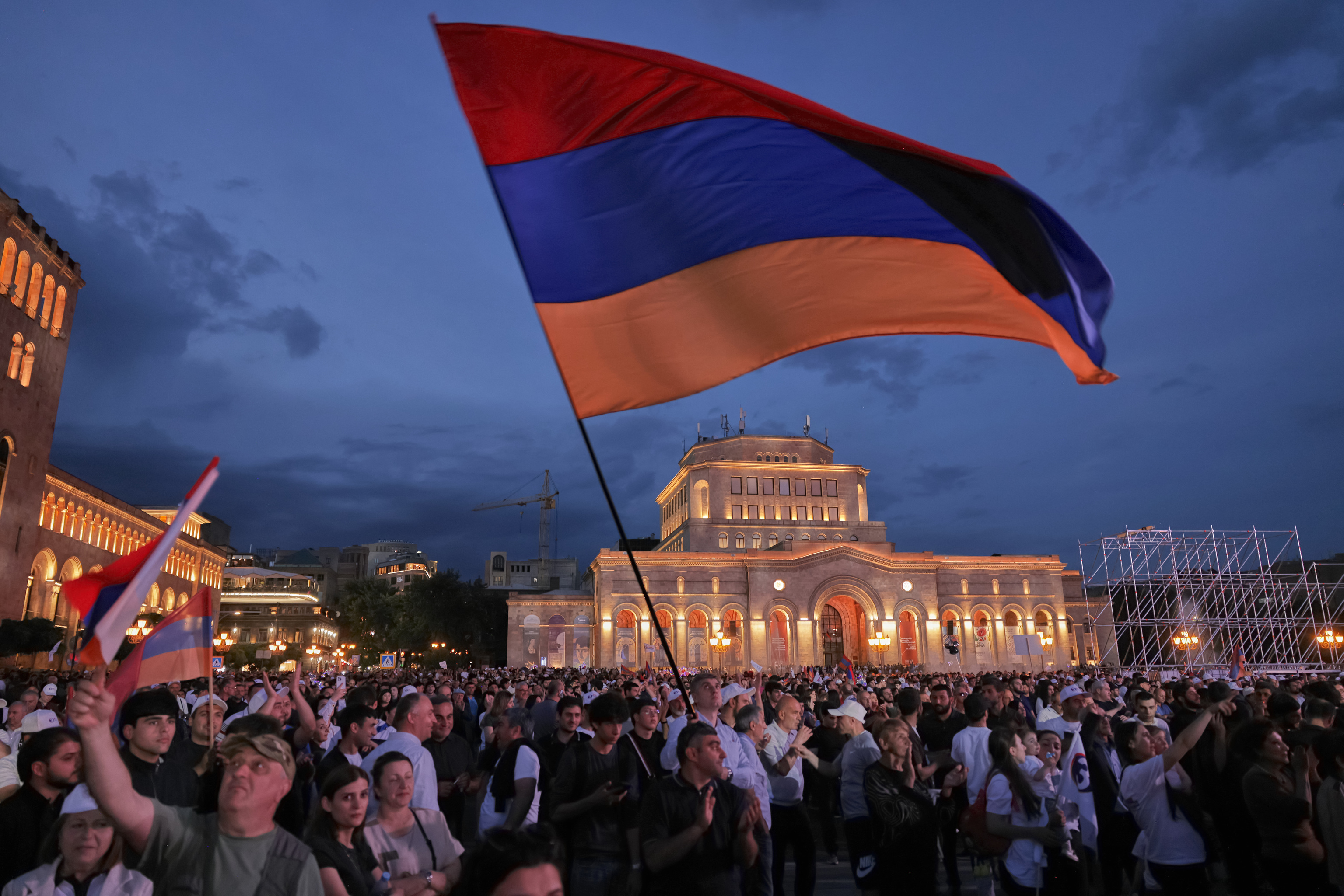 Armenia vota entre la paz prometida de Pashinián y la amenaz