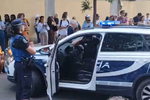 La Policía se solidariza con un grupo de fieles que no cabía en Cibeles y les pone la misa del Papa por el megáfono: "Es lo más católico de la visita que he visto"
