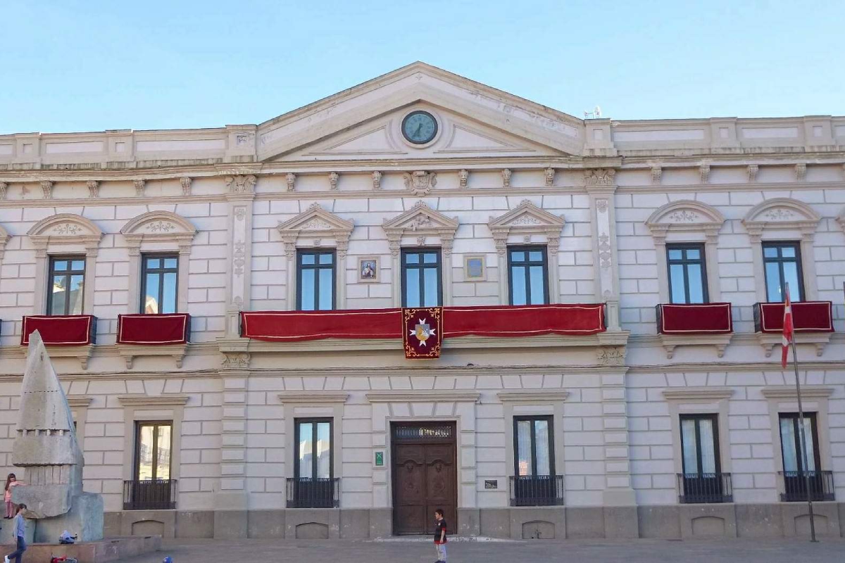 Un hombre rocía a cuatro personas con un líquido corrosivo e