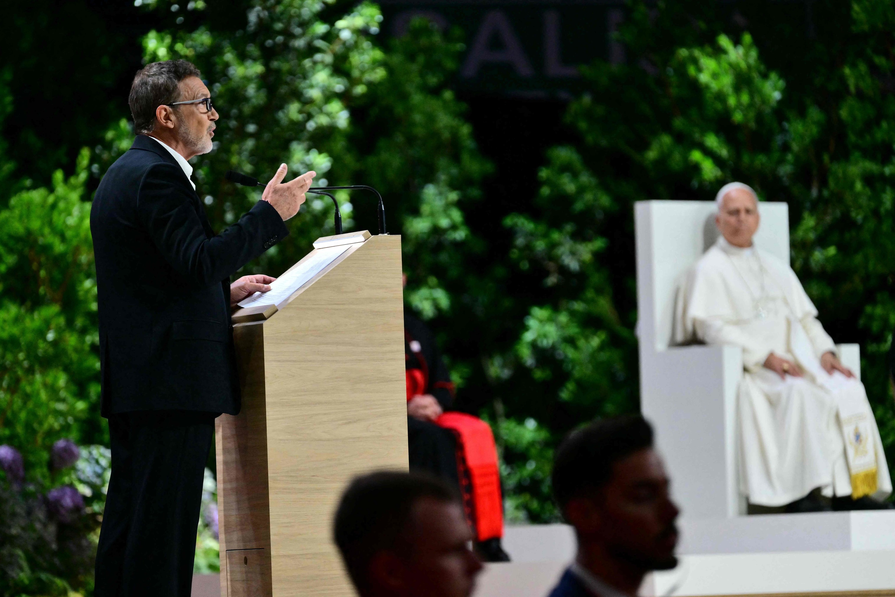 Antonio Banderas, ante el Papa León XIV en el Movistar Arena
