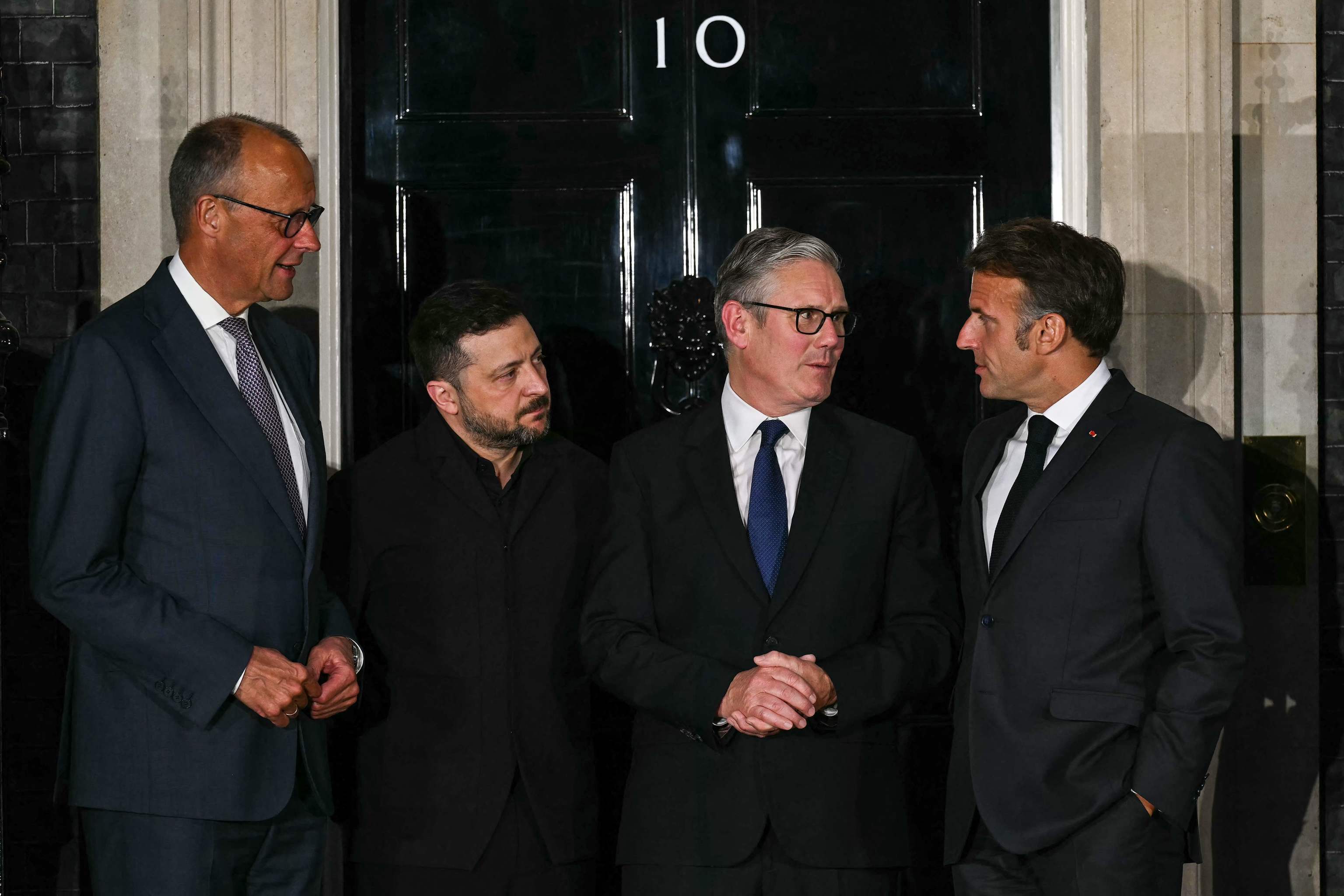 Starmer, Macron y Merz arropan a Zelenski en medio de un cau