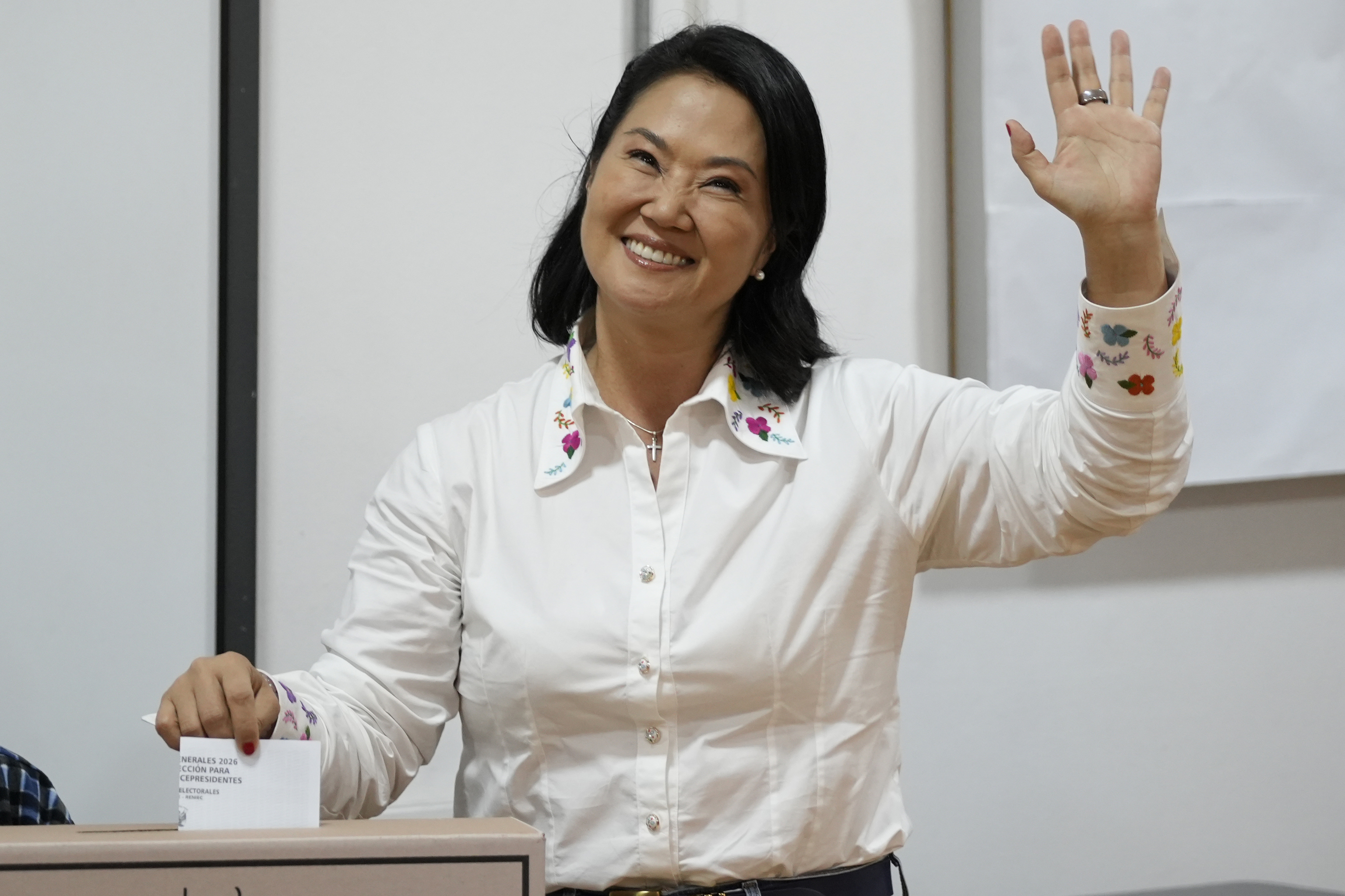 Ventaja mínima de Keiko Fujimori en las encuestas a pie de u