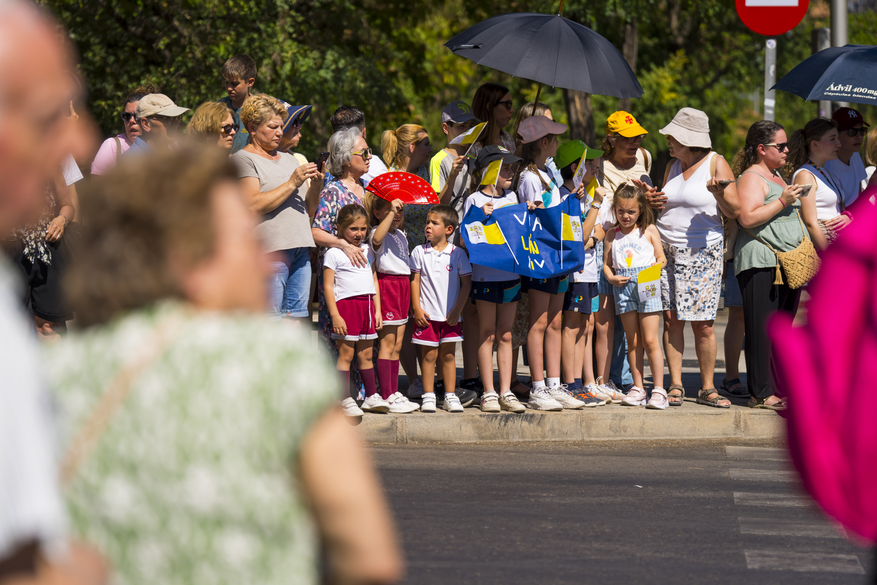 Calor, cabreo y bebés sin bendecir en el gran chasco papal de la calle Toledo: "¡Atención, atención, por aquí no va a pasar el papamóvil!"