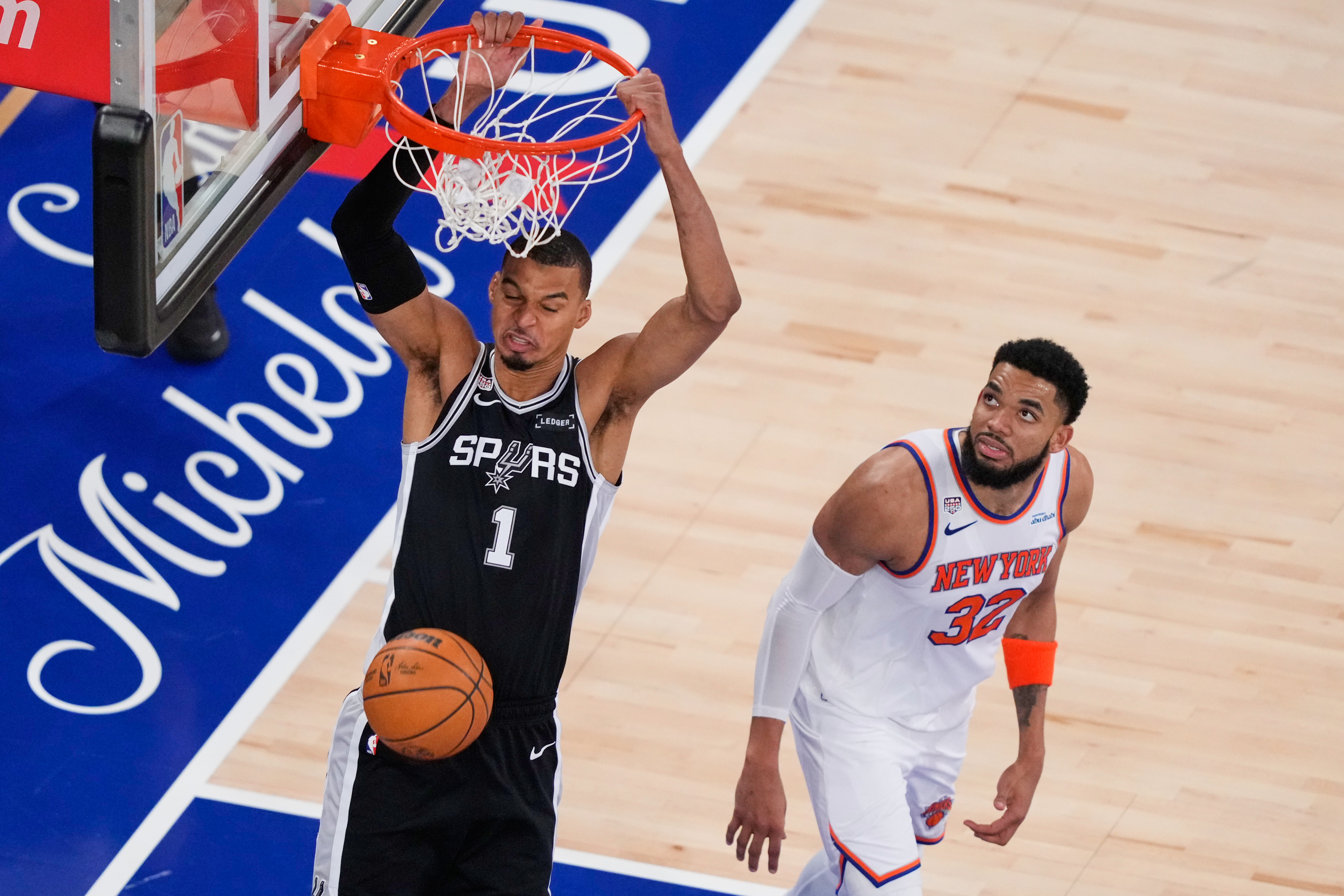 Wembanyama resucita a los Spurs en Nueva York, que