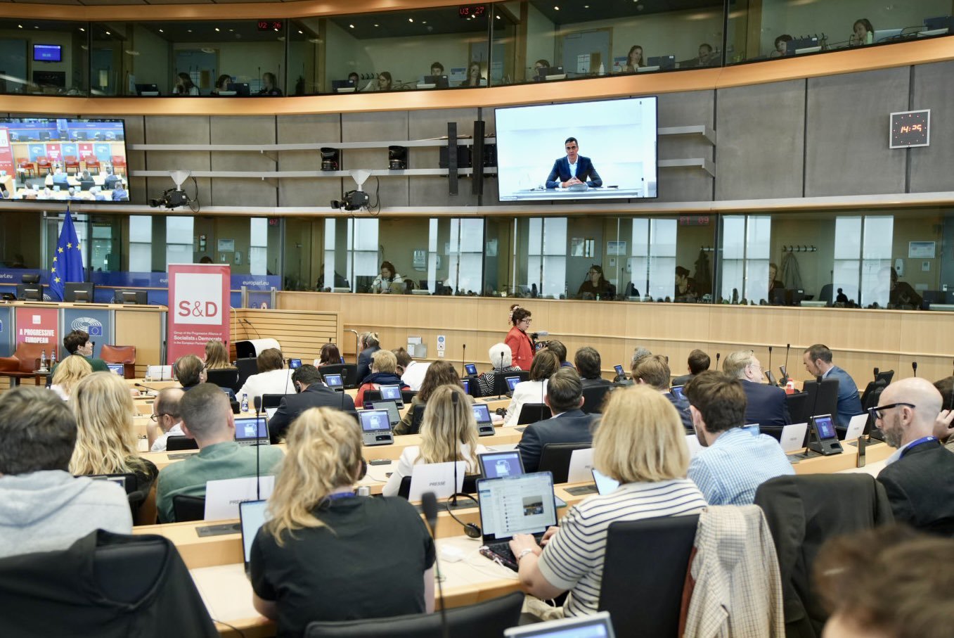 Sánchez se presenta en Bruselas como el garante de la democr