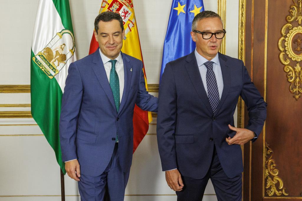 Juanma Moreno se sienta con Vox 22 días después de las elecc