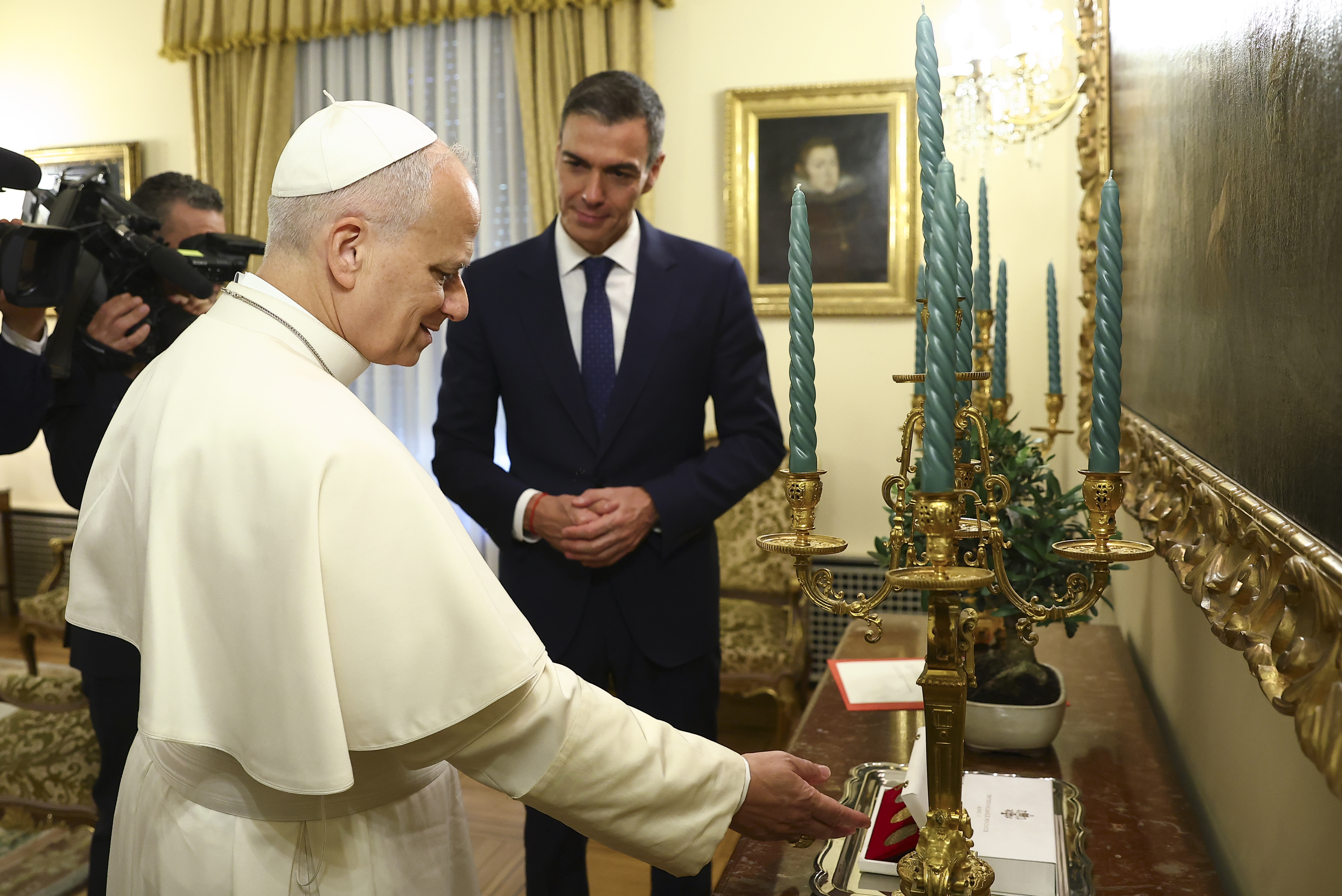 Sánchez aprovecha la visita del Papa para relanzar