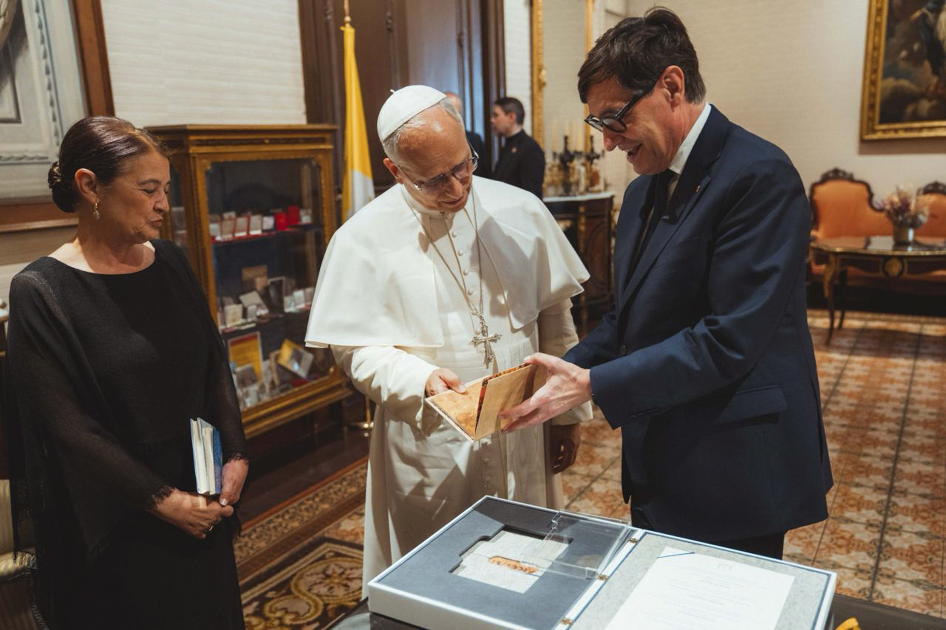 Illa presenta Cataluña al Papa como "nación" y León XIV reba