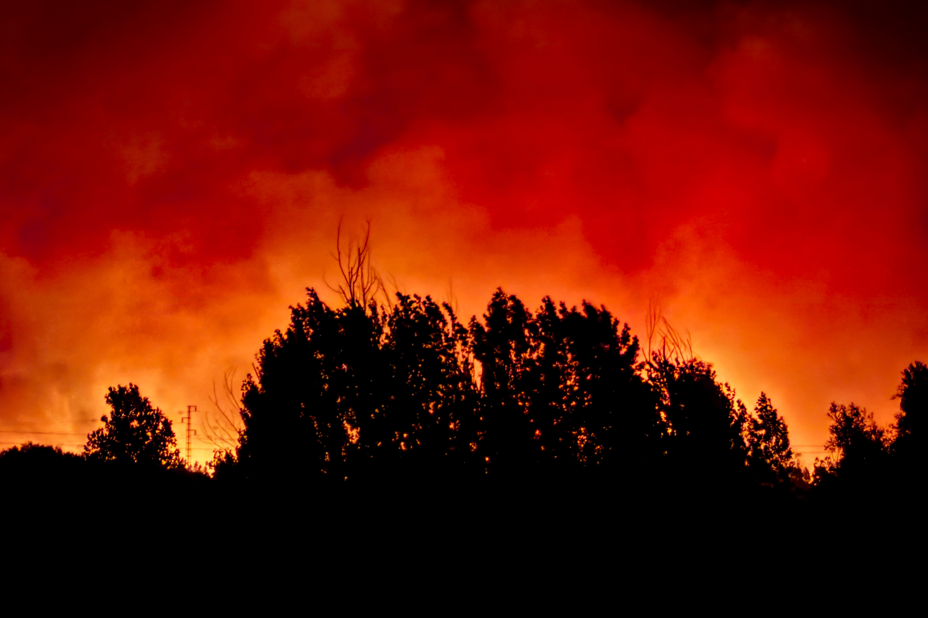 La UME se incorpora al incendio que mantiene a 100 personas desalojadas en Castillejos (Huelva)