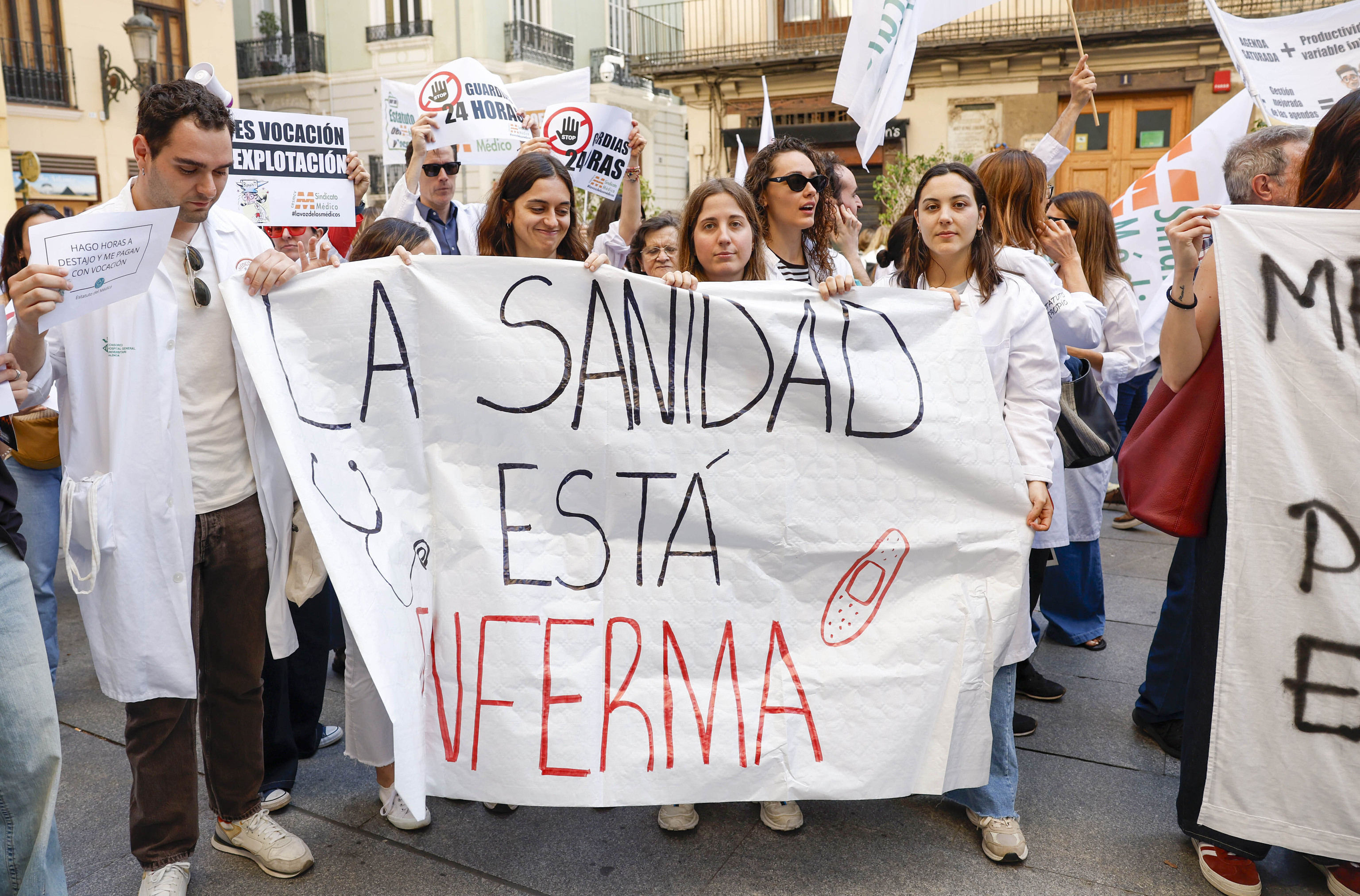 Las CCAA se enfrentan a Mónica García y le exigen "reabrir c