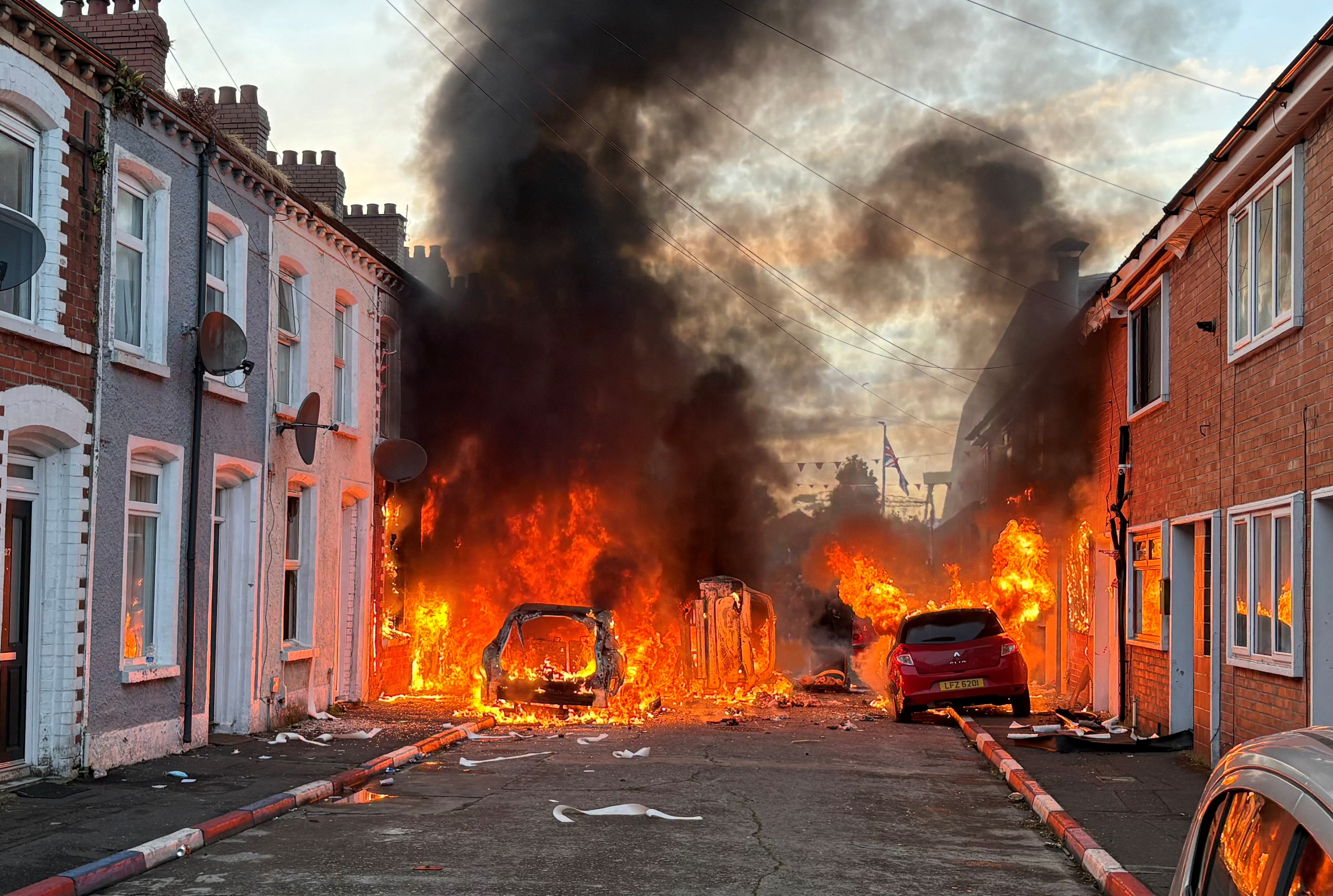 "Esto llevaba mucho tiempo cociéndose": Belfast sufre una oleada de violencia anti inmigración como no vivía desde la época del IRA