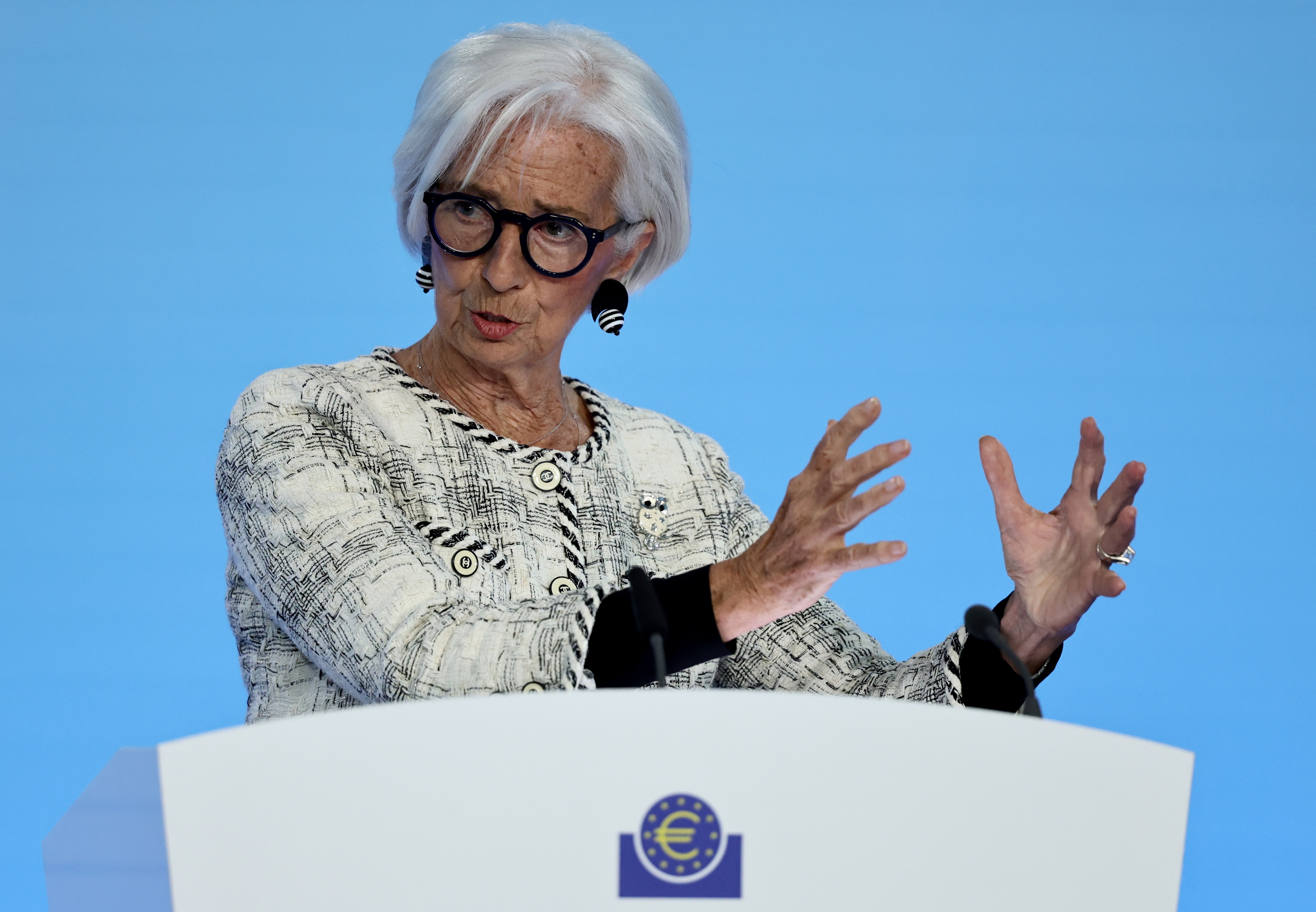 El BCE sube los tipos de interés por primera vez en tres años para luchar contra la inflación de la guerra en Oriente Próximo Vuelven los problemas para el bolsillo de los europeos, con hipotecas y préstamos más caros. El banco central eleva al 2,4 el tipo oficial ante la necesidad de perseguir la subida de precios Leer