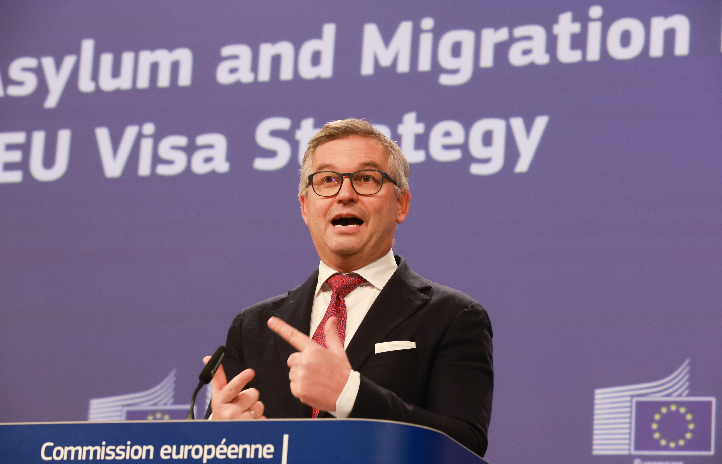 "No es una buena señal": el comisario europeo Brunner critica la regularización masiva de Sánchez mientras la UE endurece sus políticas migratorias