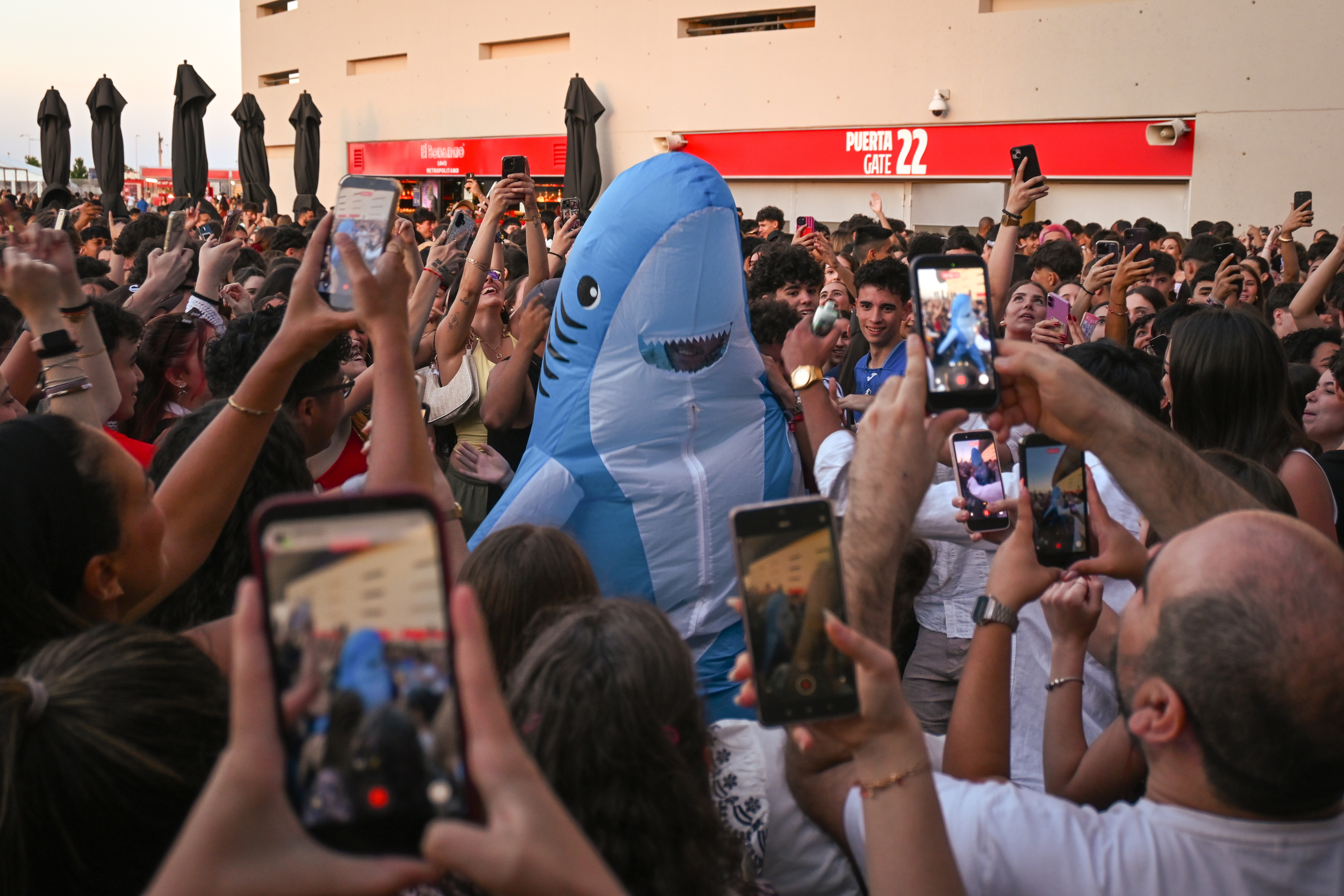 La Casita 'low cost' de Bad Bunny a las puertas del Metropolitano: "Vinimos a verlo desde fuera por no gastarnos 200 euros"