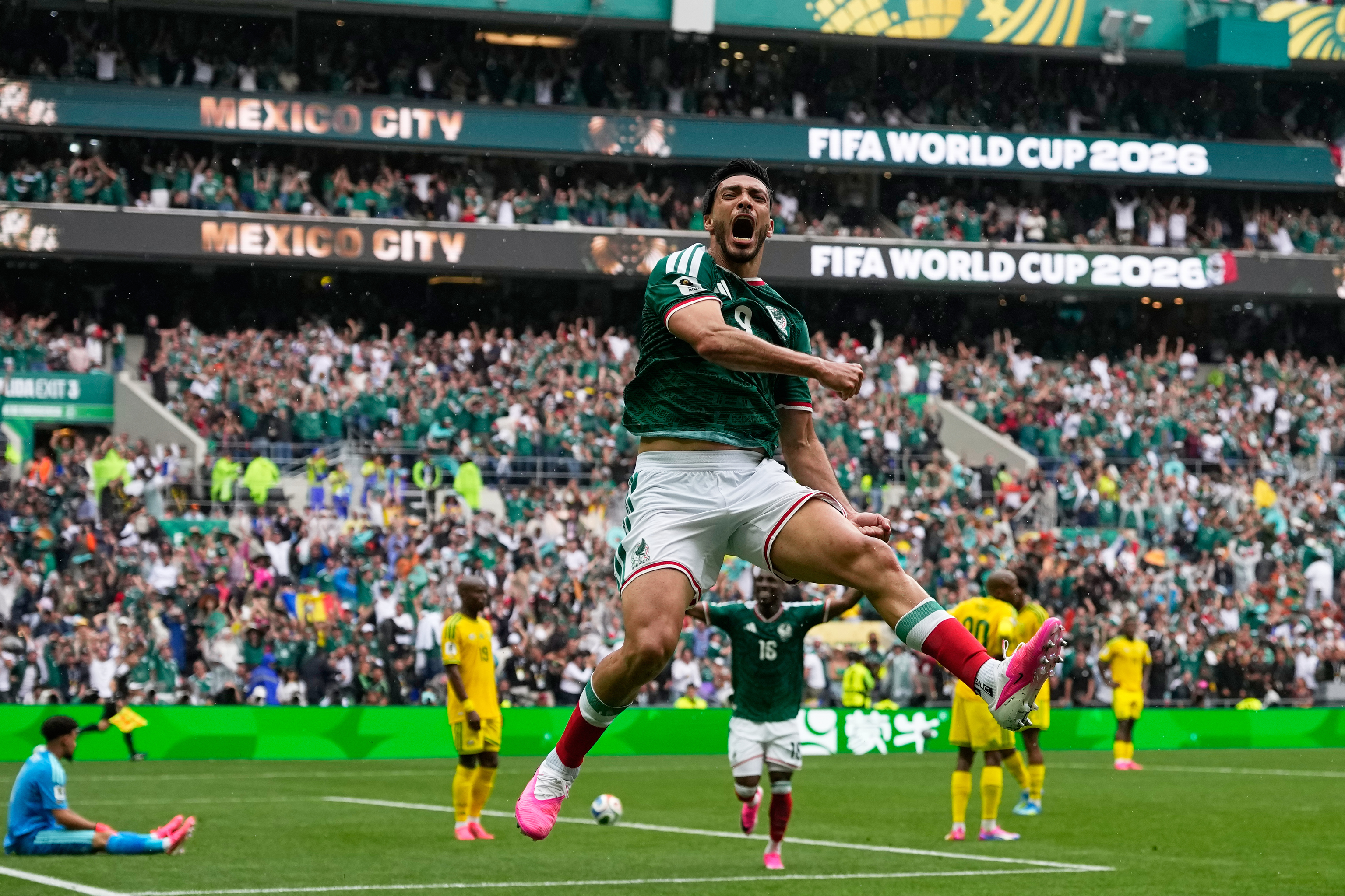 Un debut soñado para México que acabó con tres roj