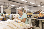 5.000 prendas para los siete días del Papa en España: la empresa de Zaragoza que confeccionó todo el vestuario de la visita de León XIV