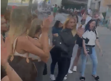 Protesta de las meretrices tras el precinto judicial del mayor prostíbulo de Madrid: "Queremos trabajar, somos libres"