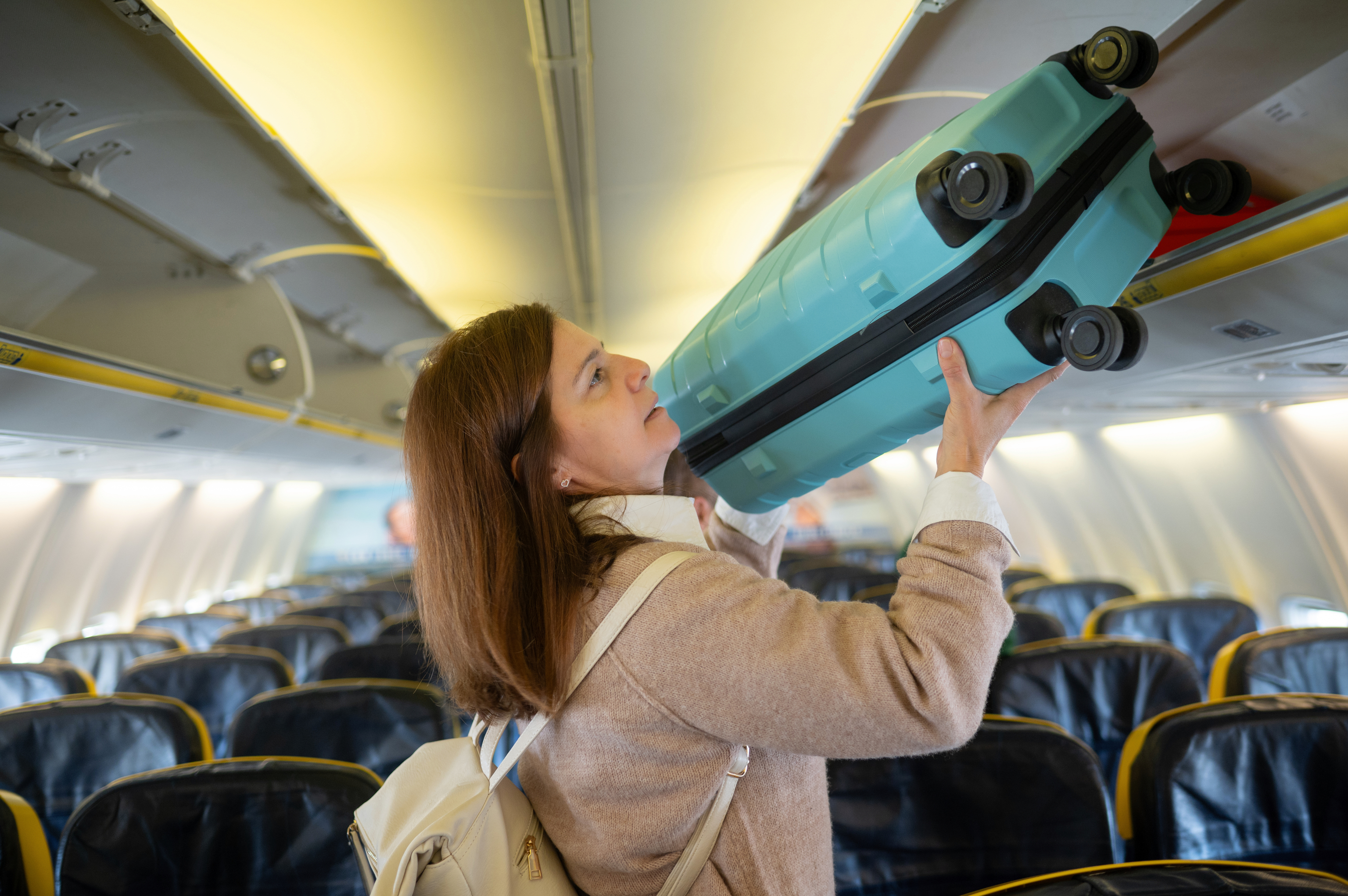 La UE aprueba que las aerolíneas estén obligadas a ofrecer una tarifa base que incluya ya la maleta de mano