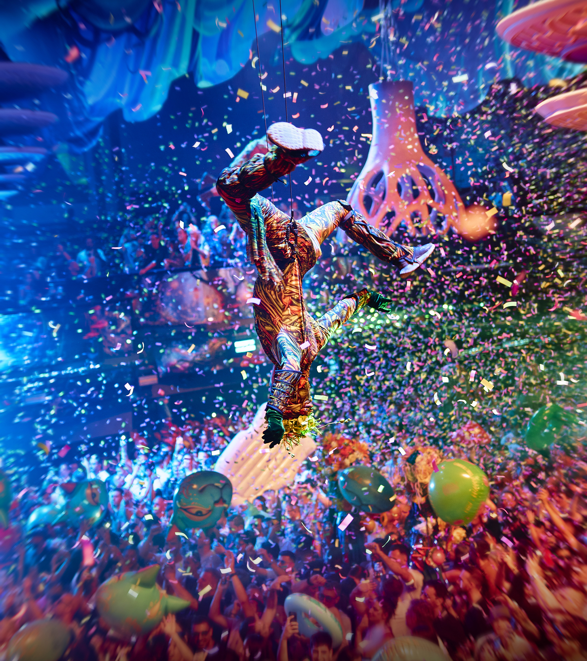 La gran madrugada de Elrow, la fiesta más divertida de Ibiza en el club más grande del mundo: "Es como ser Alicia en el país de las maravillas"