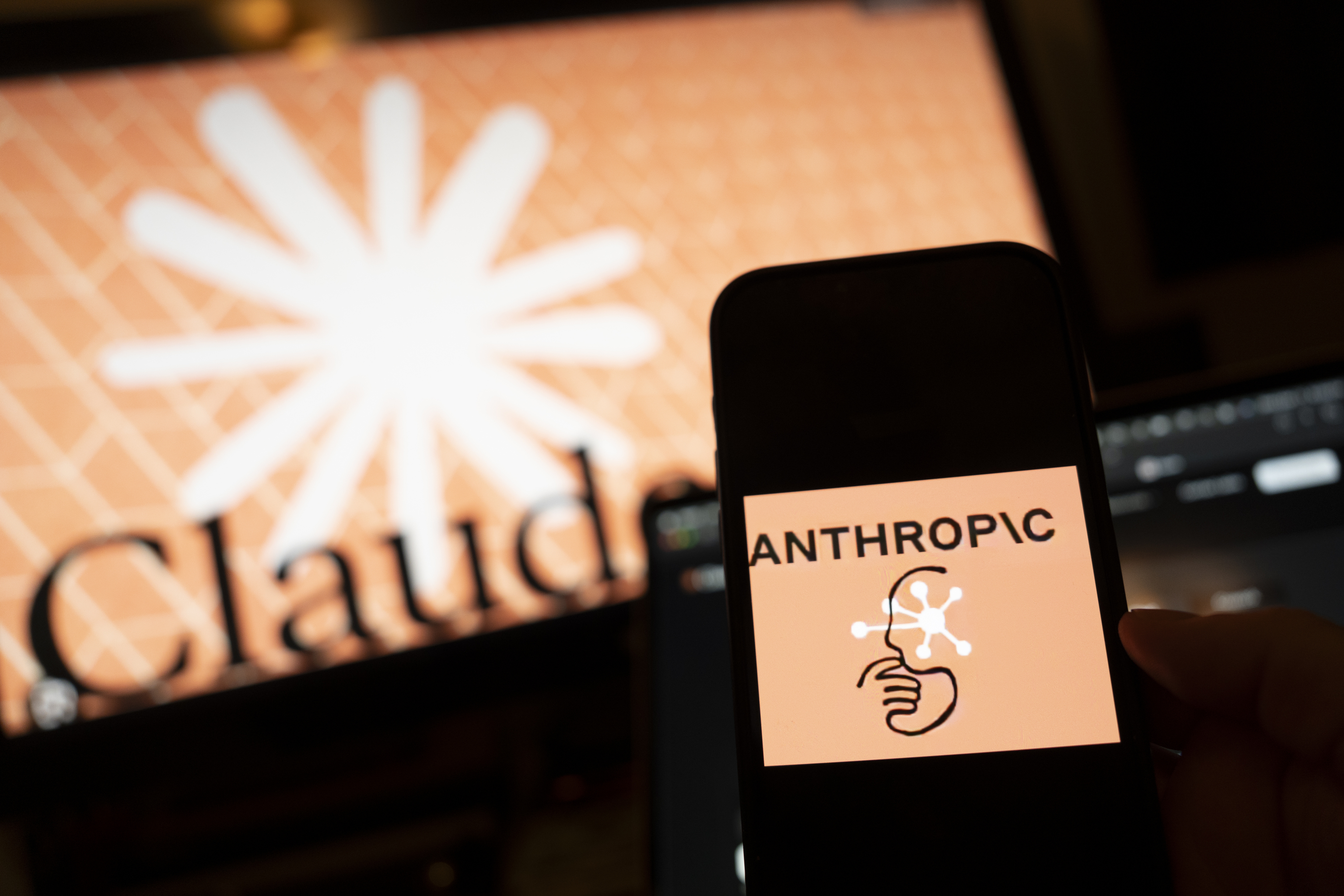 Anthropic suspende el acceso a su modelo más avanzado de IA por motivos de seguridad nacional de EEUU Según Anthropic, para poder cumplir con la directiva de última hora que pide evitar su acceso fuera de Estados Unidos o por parte de extranjeros dentro del país han optado por cortar todo acceso a Fable 5 y Mythos 5 a todos sus clientes Leer