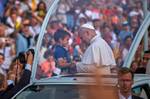 Un niño, el Papa y una búsqueda viralizada en las redes: así nació una de las imágenes del año en la Sagrada Familia