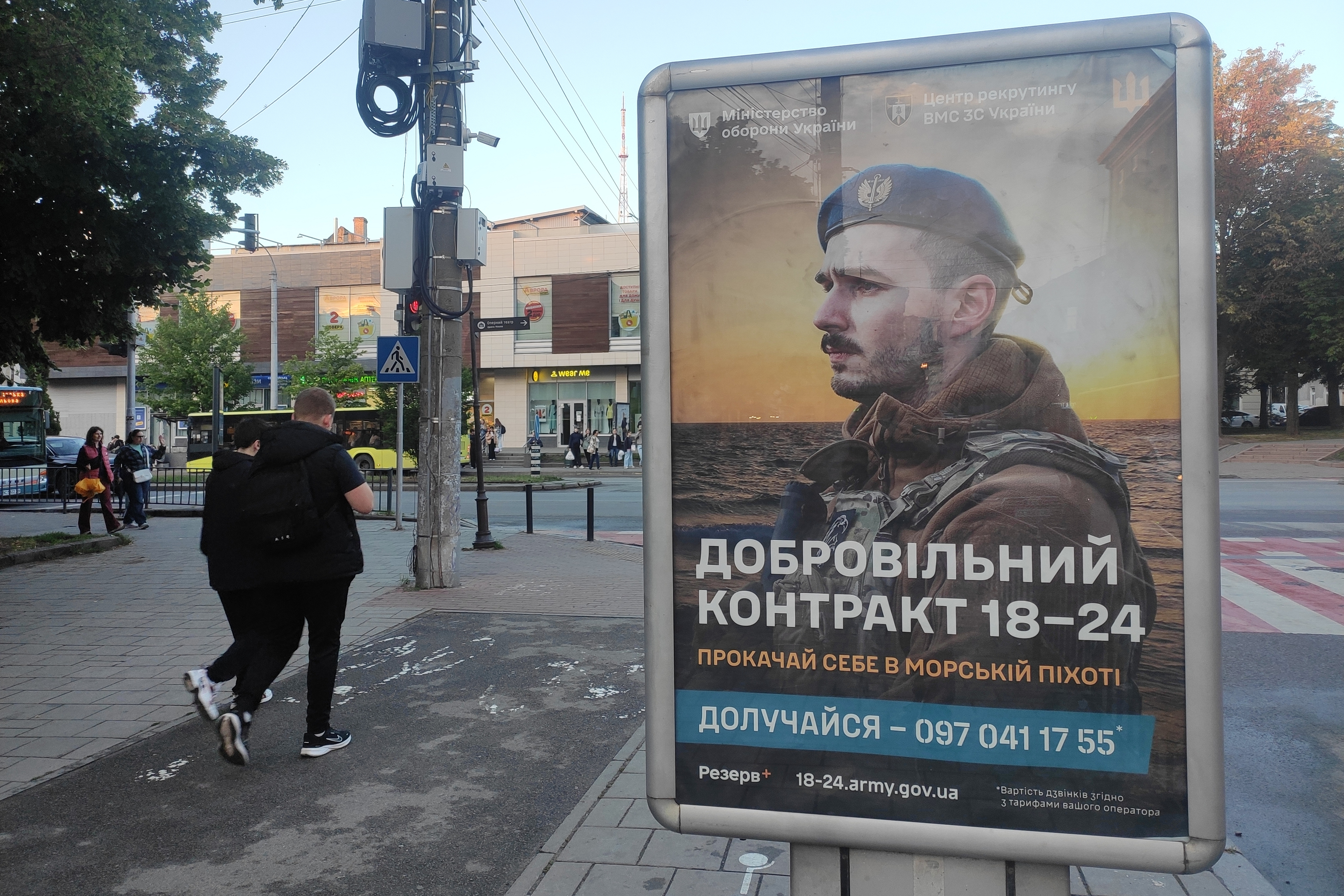 Ucrania impulsa los salarios y el reclutamiento extranjero en una gran reforma militar
