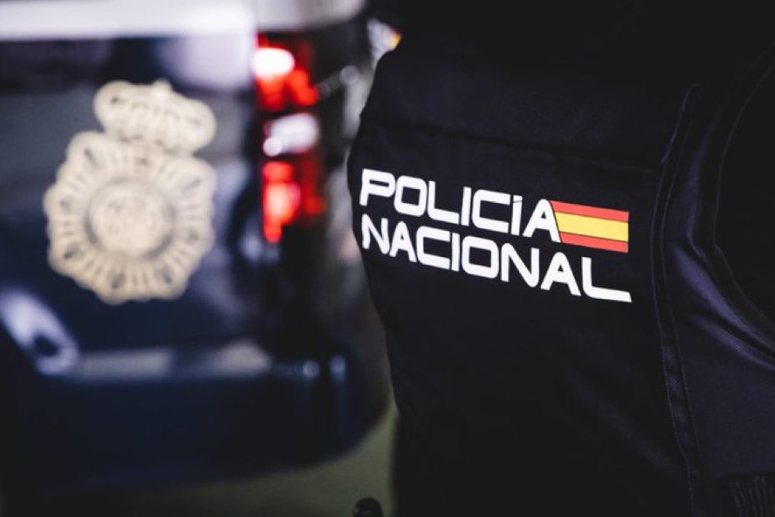 Dos detenidos por intentar matar a un joven taxista en Usera tras negarse a recogerles porque esperaba a un cliente