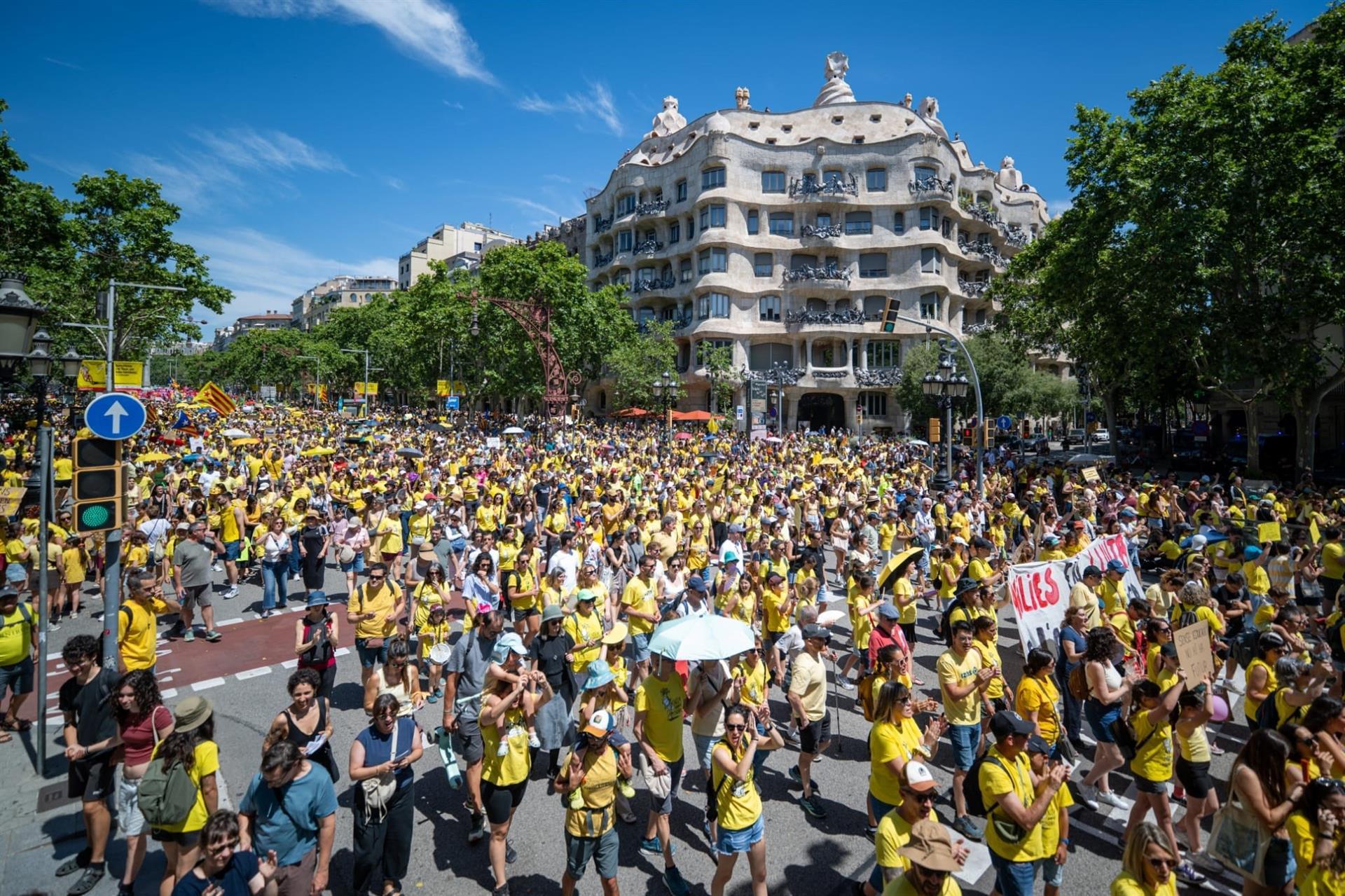 Gran movilización de los docentes catalanes contra Illa y la consejera Niubó al grito de "¡dimisión!"
