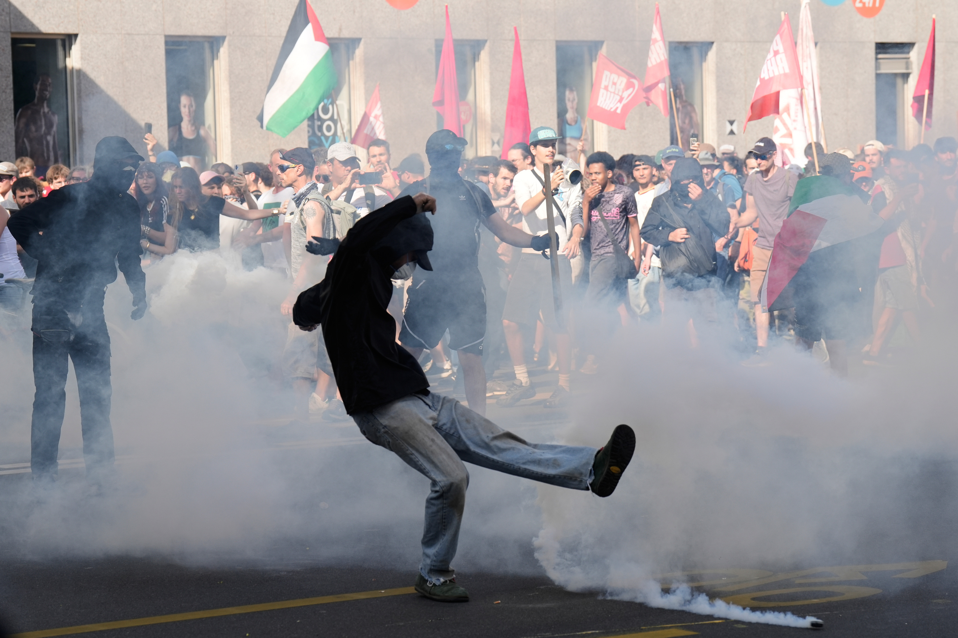 La Policía usa gases lacrimógenos contra manifestantes anti-G7 que han lanzado piedras y petardos cerca de la ONU en Ginebra