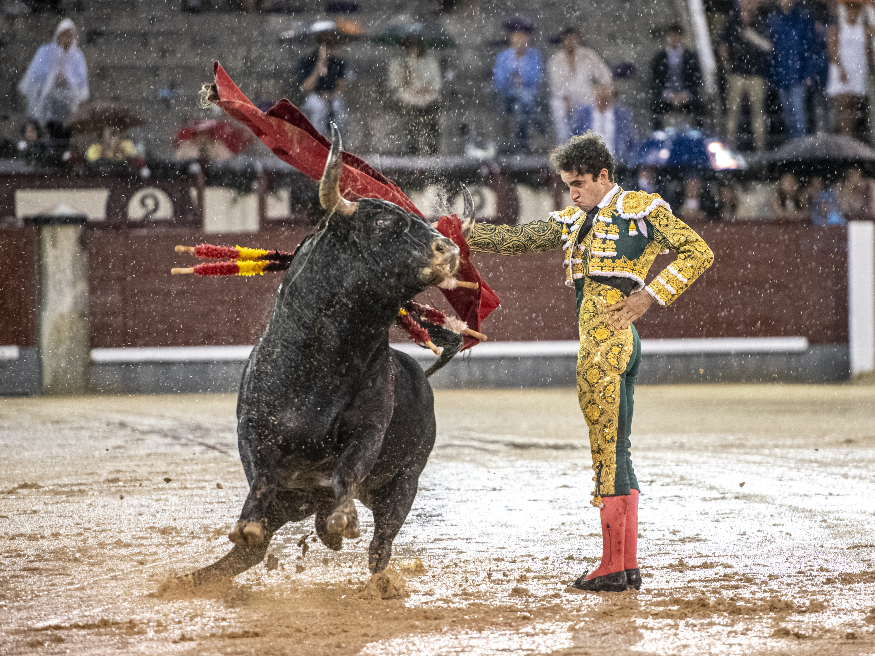 Tarde de héroes en Las Ventas: Víctor Hernández entierra su pureza y el triunfo en el barro con la espada