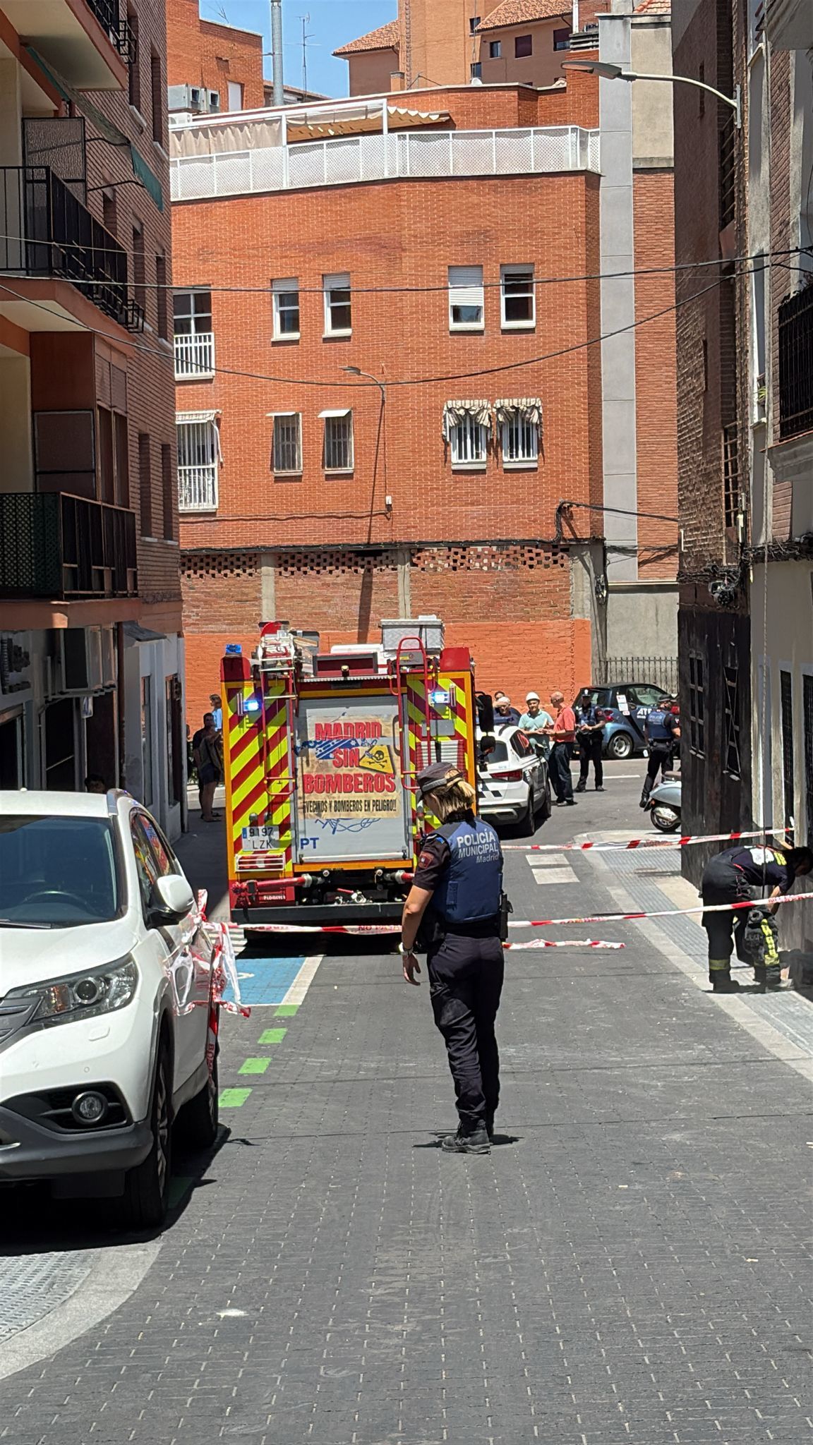 Una grúa de gran tamaño se desploma sobre dos edificios en el distrito madrileño de Tetuán: sin heridos, pero con varios vecinos desalojados
