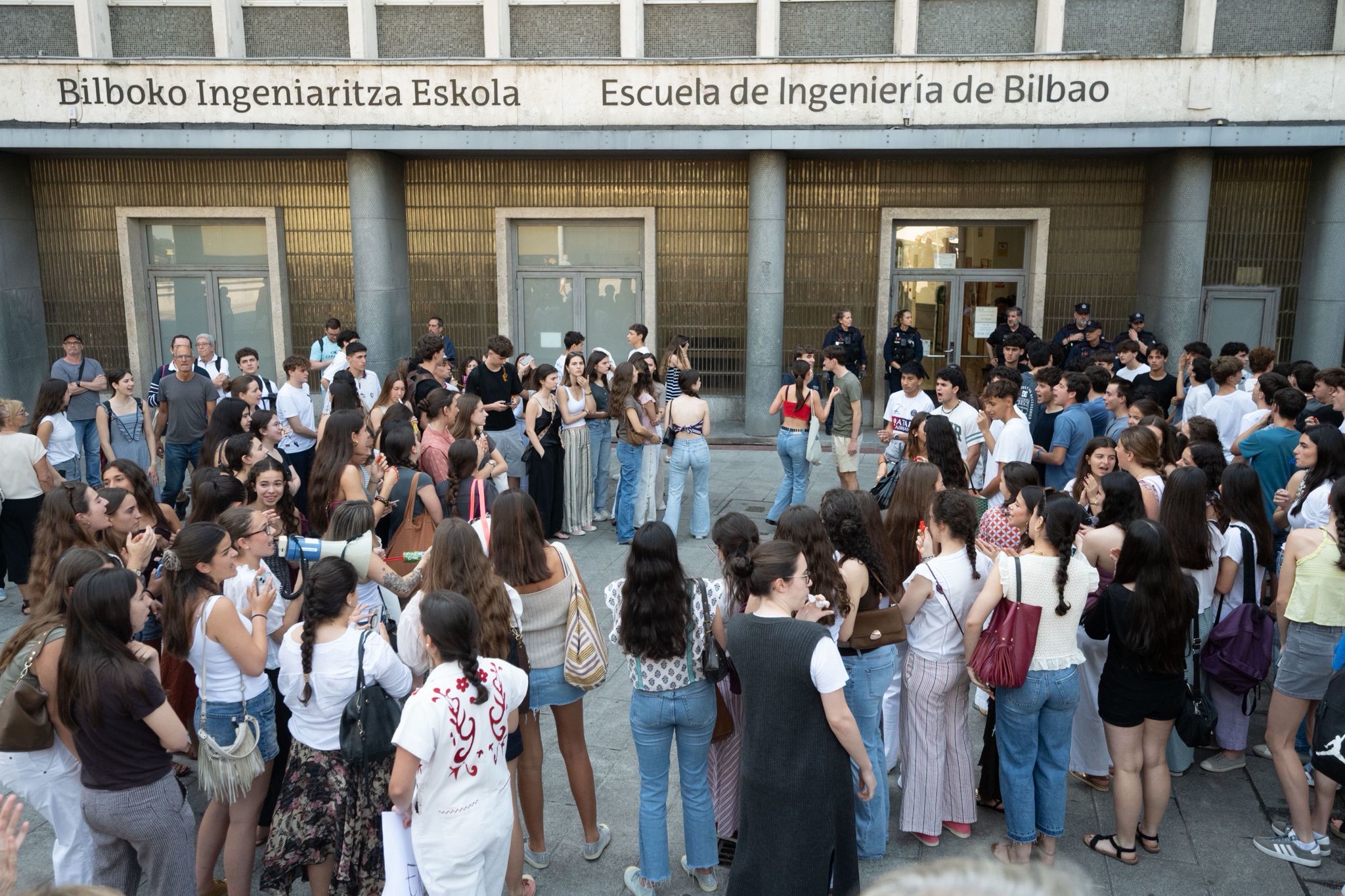 Alumnos y colegios castigados con los 'ceros' en euskera exigen que "una revisión extraordinaria y completa" de sus exámenes