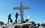 La Guardia Civil localiza la cruz del Aneto, vandalizada hace dos meses, durante una misión de rescate en los Pirineos