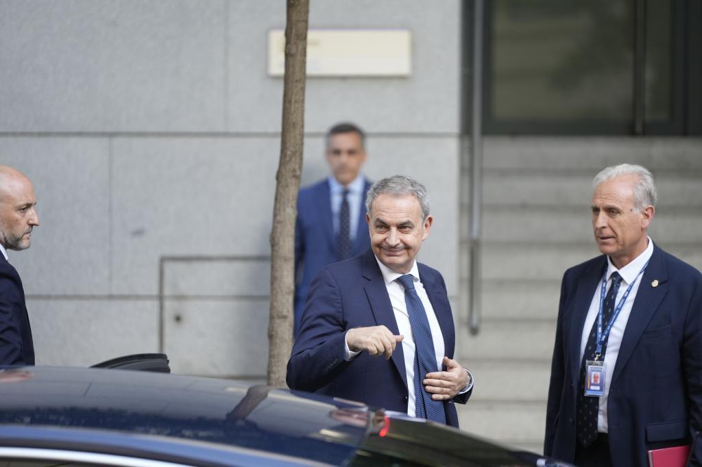 Zapatero, a su secretaria tras la rueda de prensa de la 'fontanera': "Me ha gustado Leire"