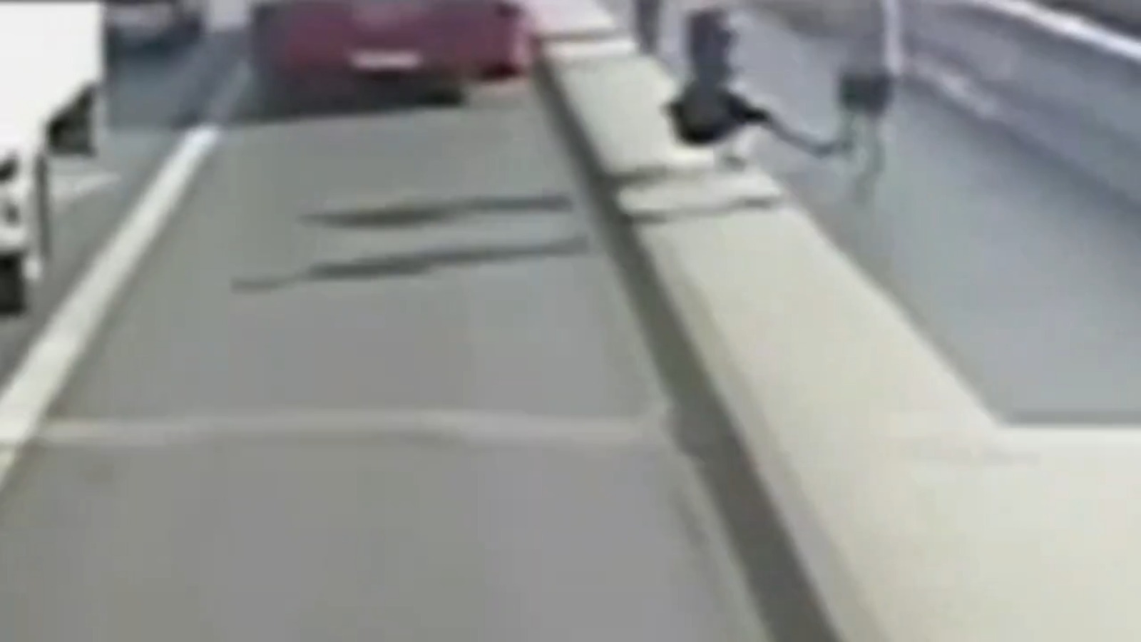 Arrestan nueve años después al hombre que empujó a una desconocida contra un autobús en marcha