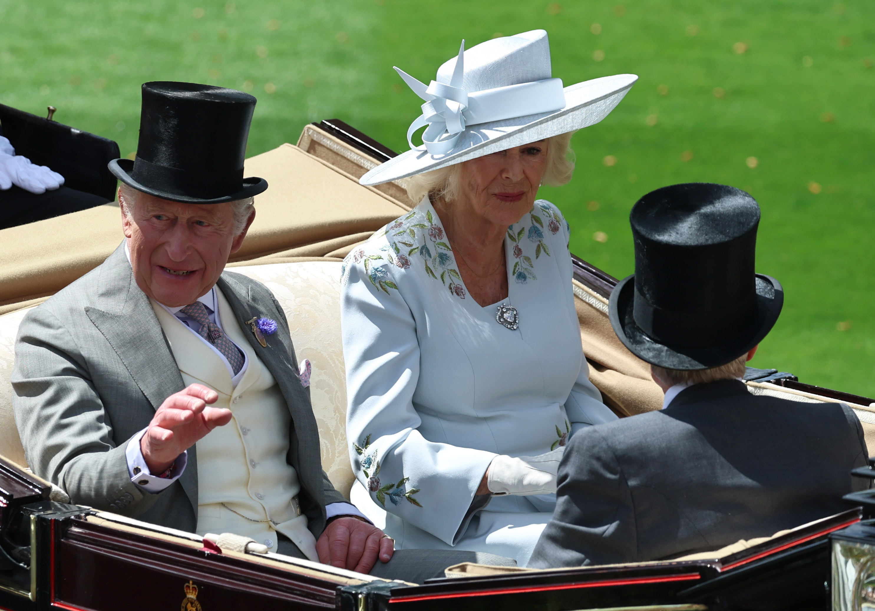 La fabulosa historia del diamante que ha lucido en el escote la reina Camilla en las carreras de Ascot