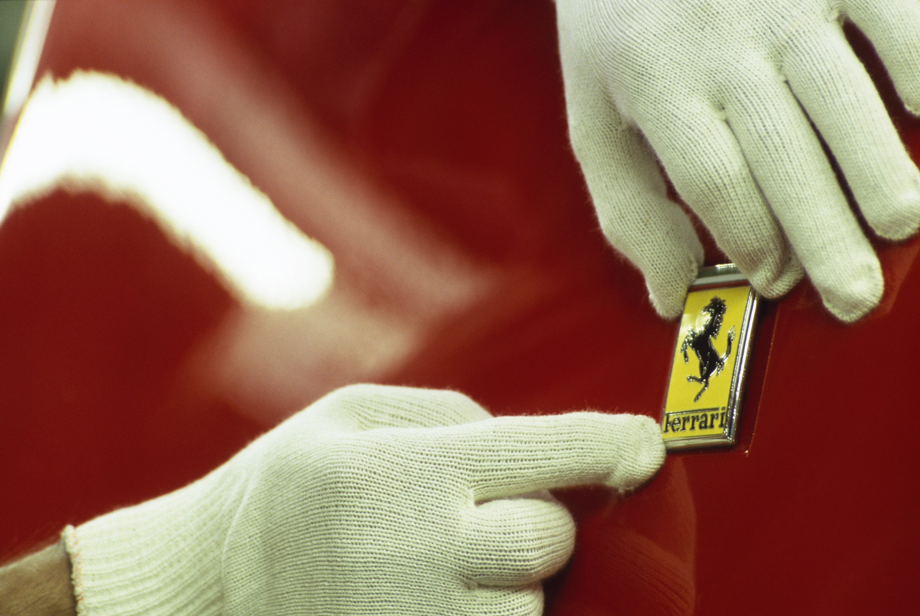 Un obrero de Ferrari despedido por un affaire con "una compañera de trabajo a la que luego no dejaba en paz", reclama 200.000 euros a la empresa