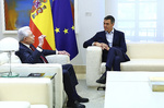 Sánchez intenta ahora un acercamiento a Trump: insólita recepción en Moncloa al embajador de Estados Unidos
