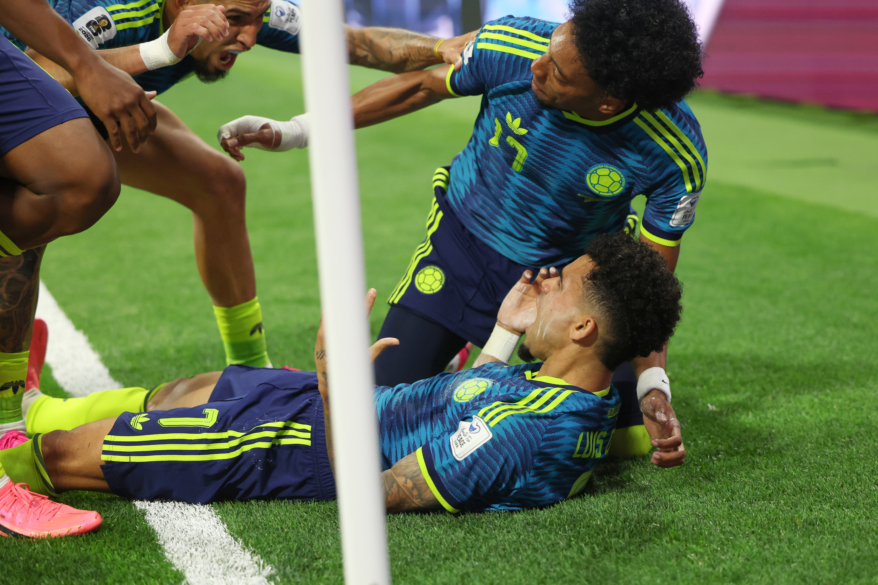 Luis Díaz lidera el triunfo de  Colombia ante Uzbekistán