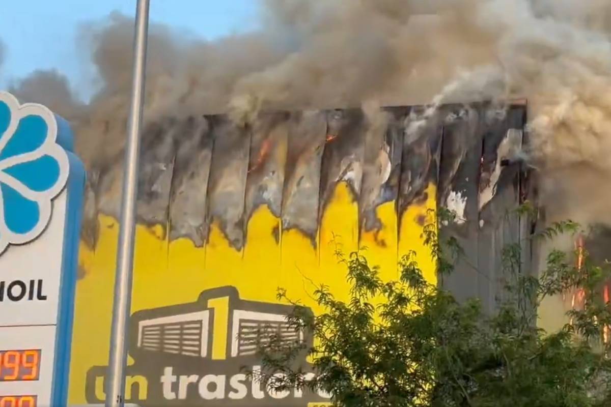 Un incendio en una nave de trasteros de Villaverde provoca una enorme columna de humo y el desalojo de una gasolinera