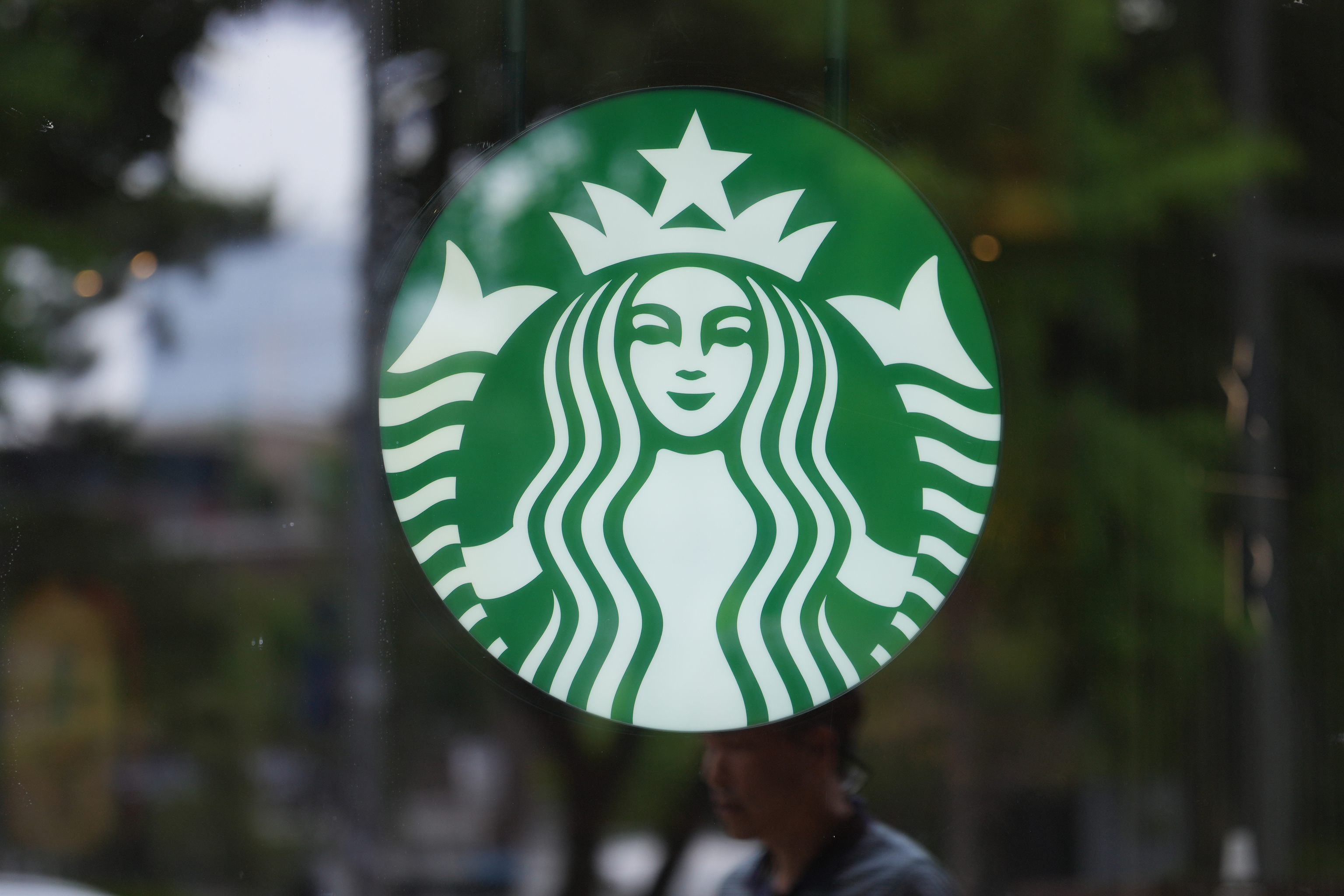 El personal de Starbucks en Corea del Sur, obligado a acudir a una clase de historia sobre la represión tras una campaña que ha desatado la indignación en el país