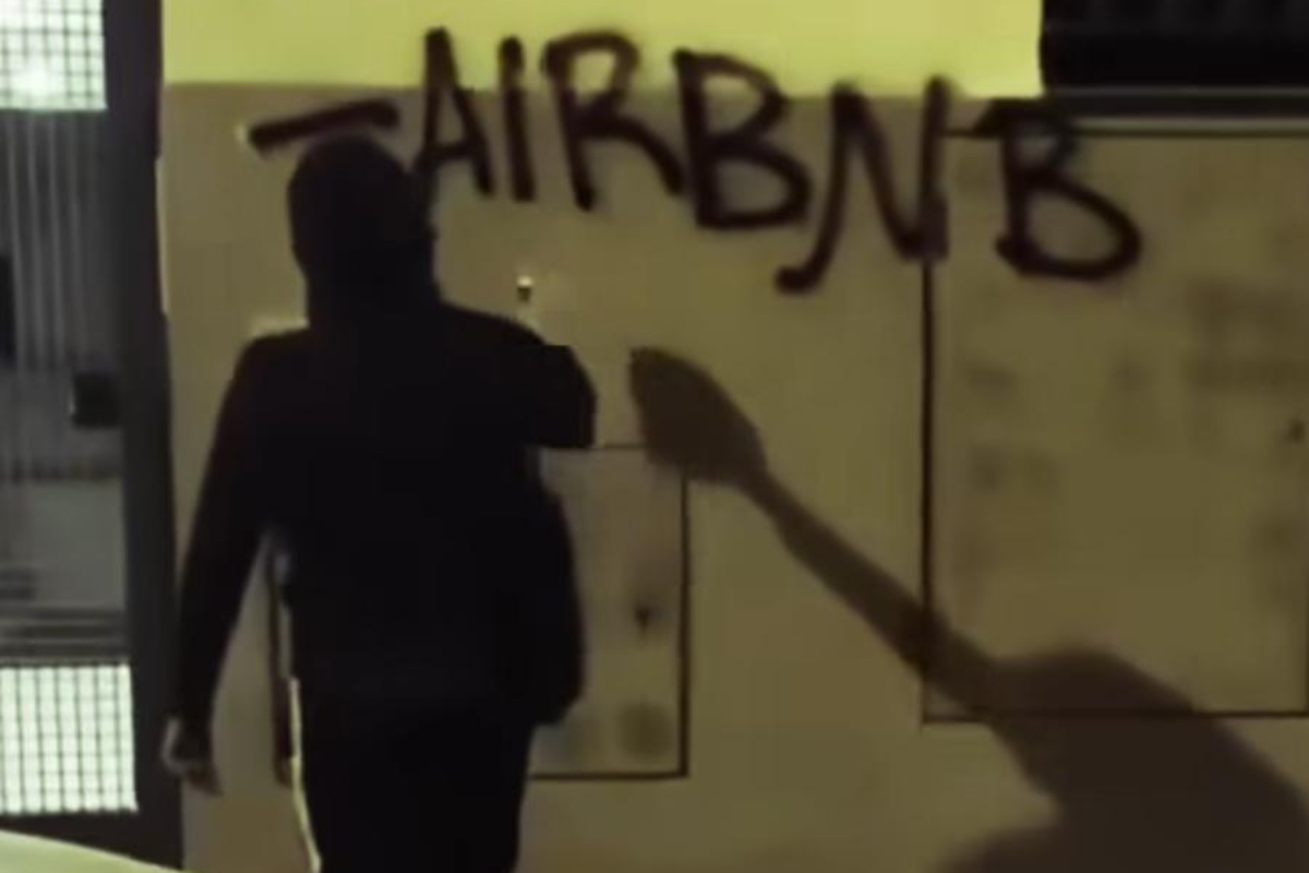 Los comandos 'anti Airbnb' que sabotean más de 150 pisos de Madrid en una sola noche: "¡Fuera turistas!"