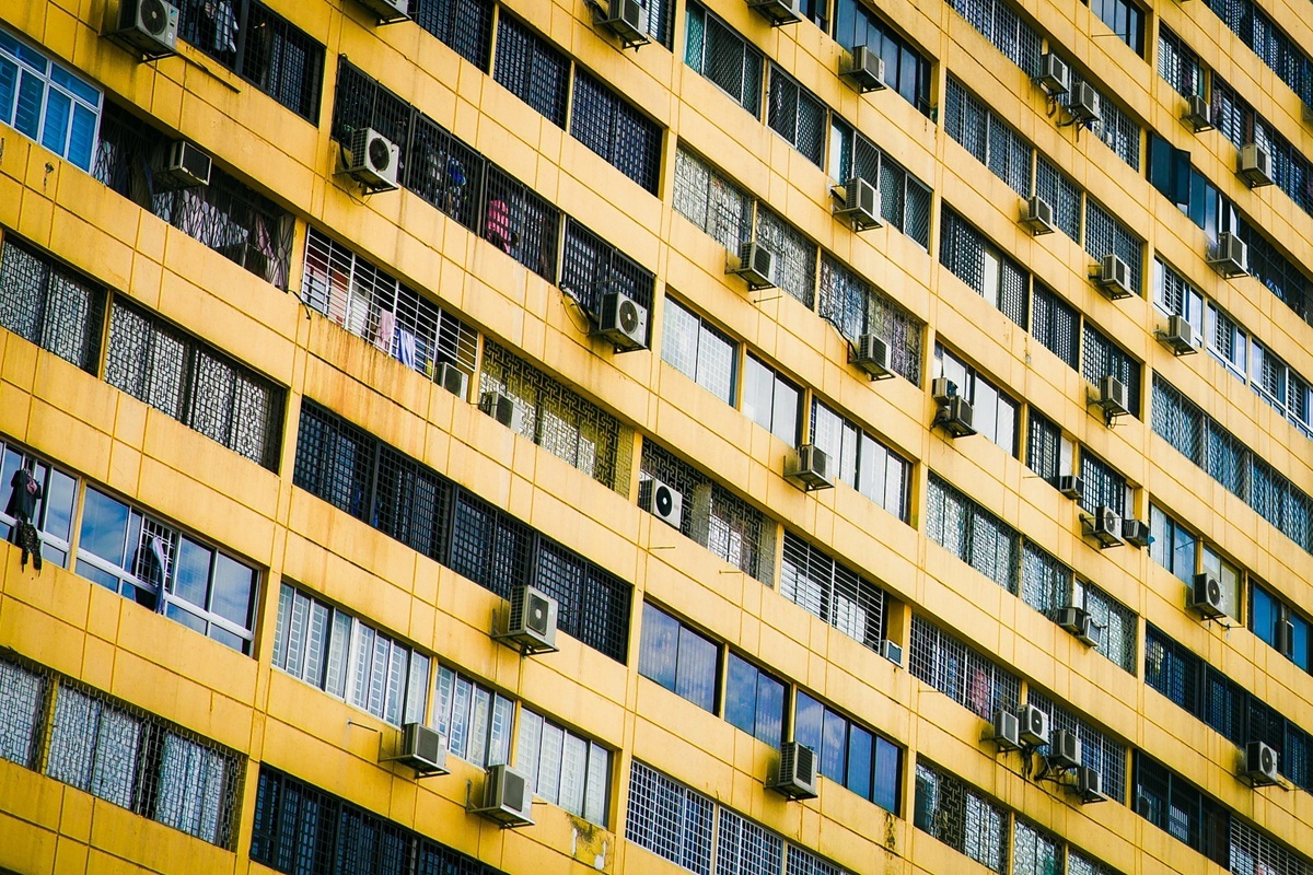 Muchos propietarios no lo saben: el aire acondicionado en la fachada puede acabar en multa de hasta 3.000 euros