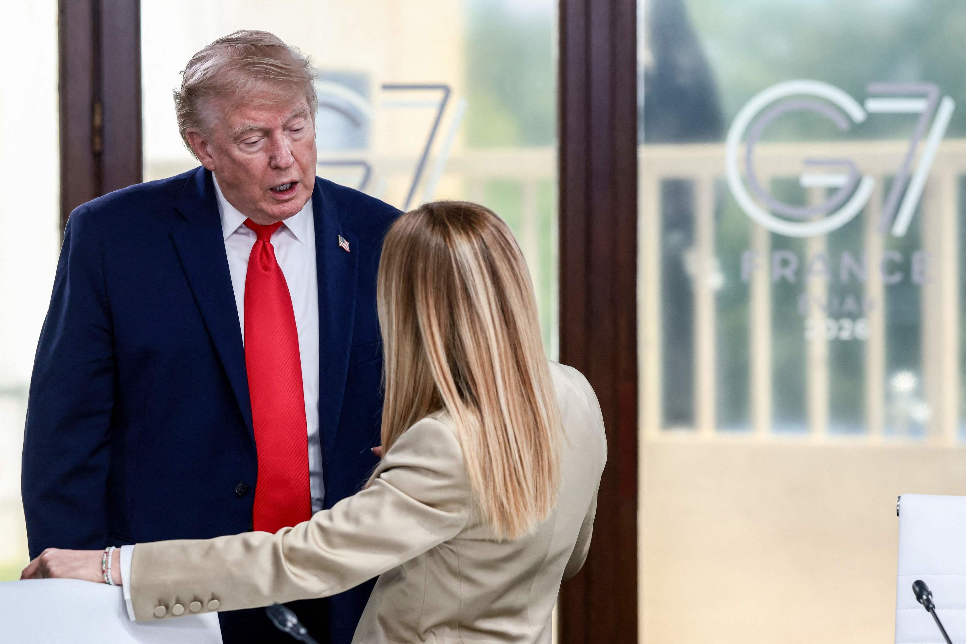 Trump desata la indignación del Gobierno italiano al "inventarse" que Meloni le suplicó "sacarse una foto con él" en el G7 y el ministro de Exteriores cancela su viaje a EEUU