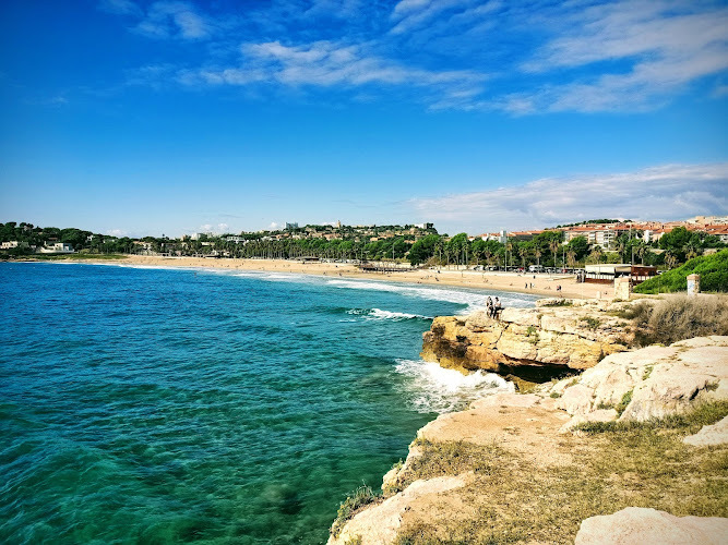 Un menor muerto y dos en estado crítico en una zona de rocas en la playa de Tarragona