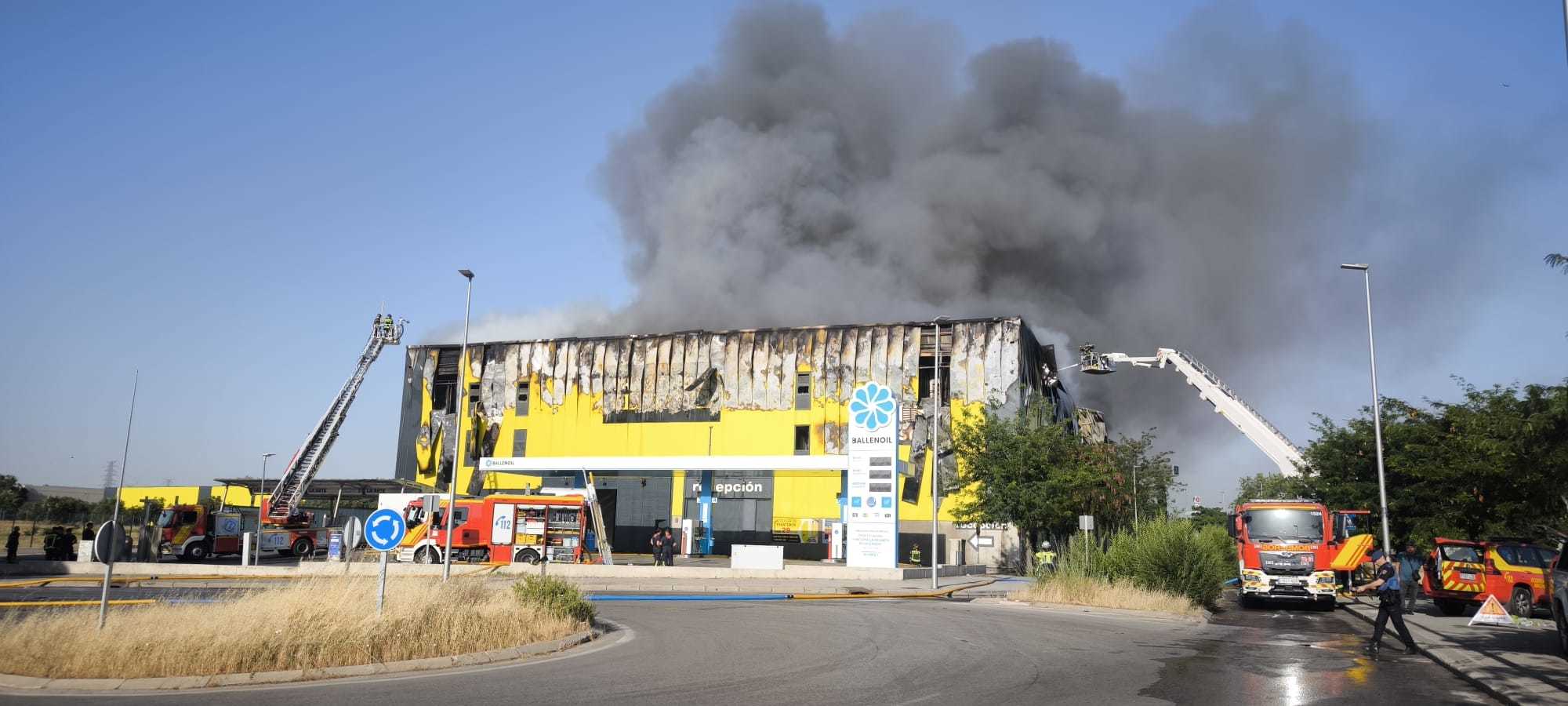 800 clientes afectados y millones de pérdidas tras el incendio del edificio de trasteros de Villaverde: "Se han quemado los recuerdos de toda una vida"  Leer